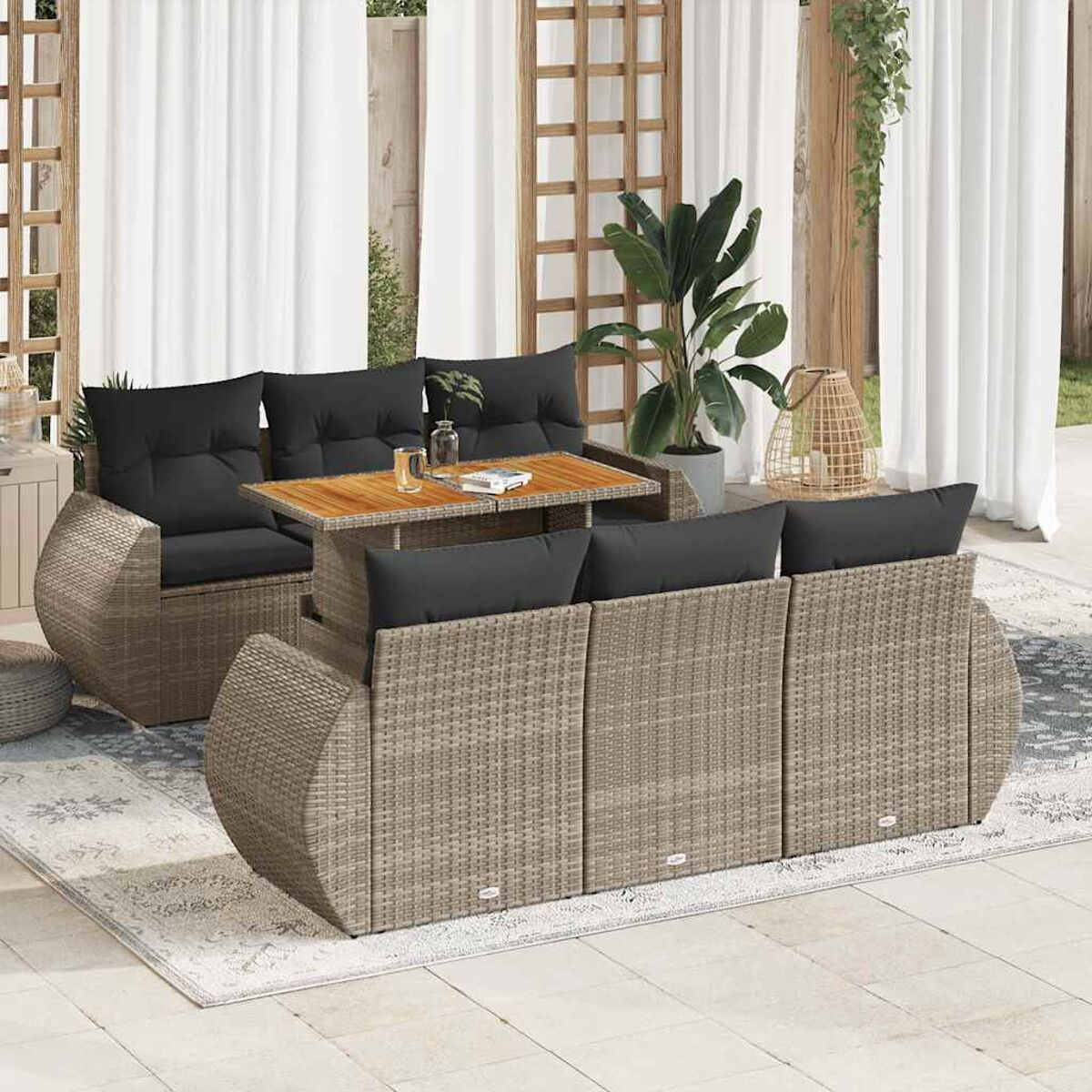 Set di mobili da patio con cuscini. Il set include divano, tavolo e sedie.