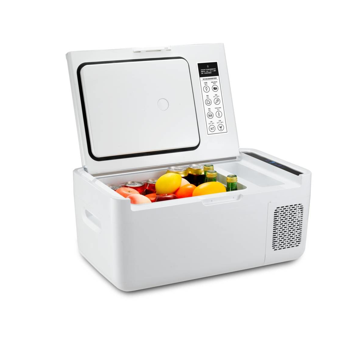 Biała przenośna lodówka z zawartością. Jest otwarta, widać napoje i owoce.