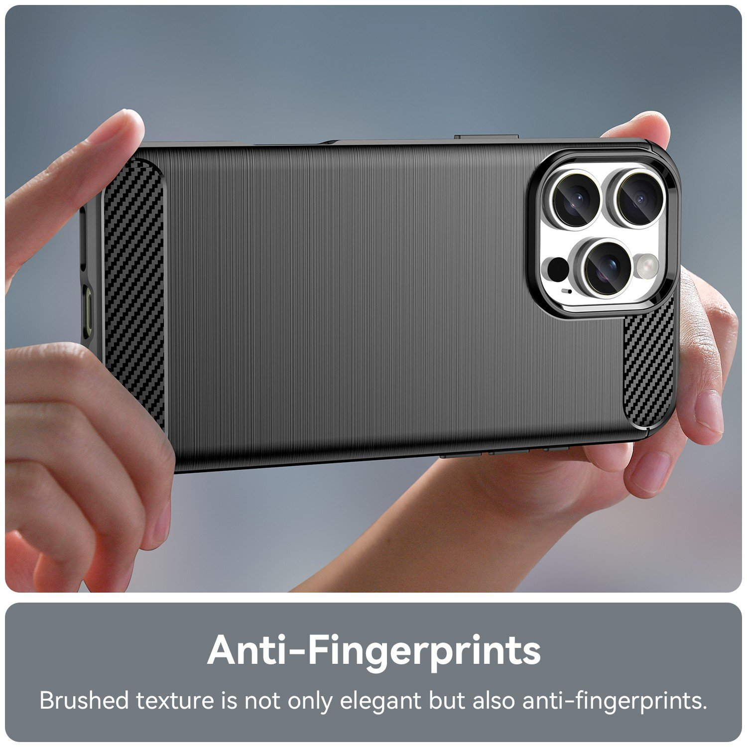 Mano sosteniendo un teléfono con una funda de textura gris cepillada. Texto: 'Anti-Huellas'.