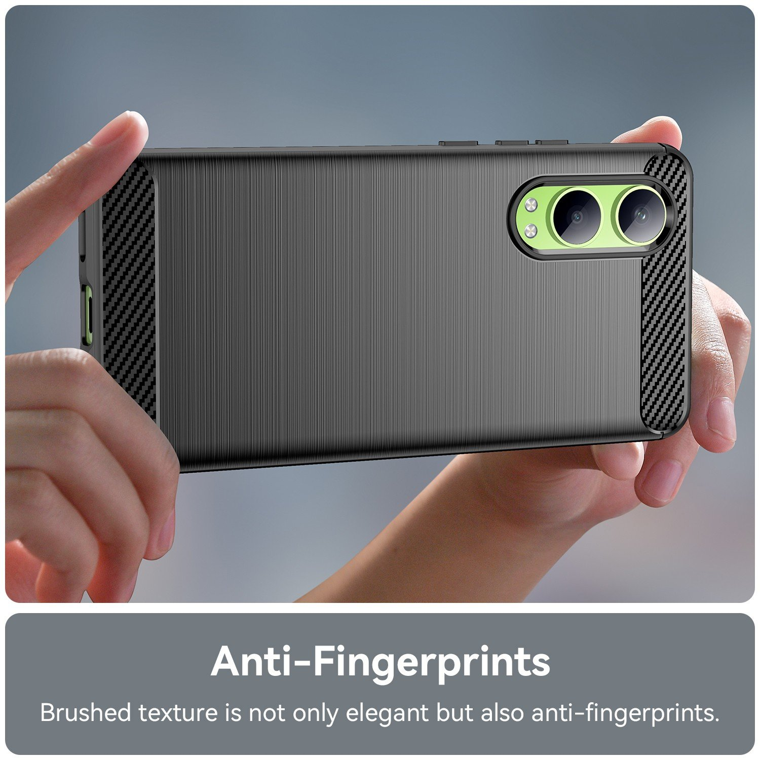 Una persona sosteniendo un teléfono con una funda negra. La funda tiene una textura cepillada.