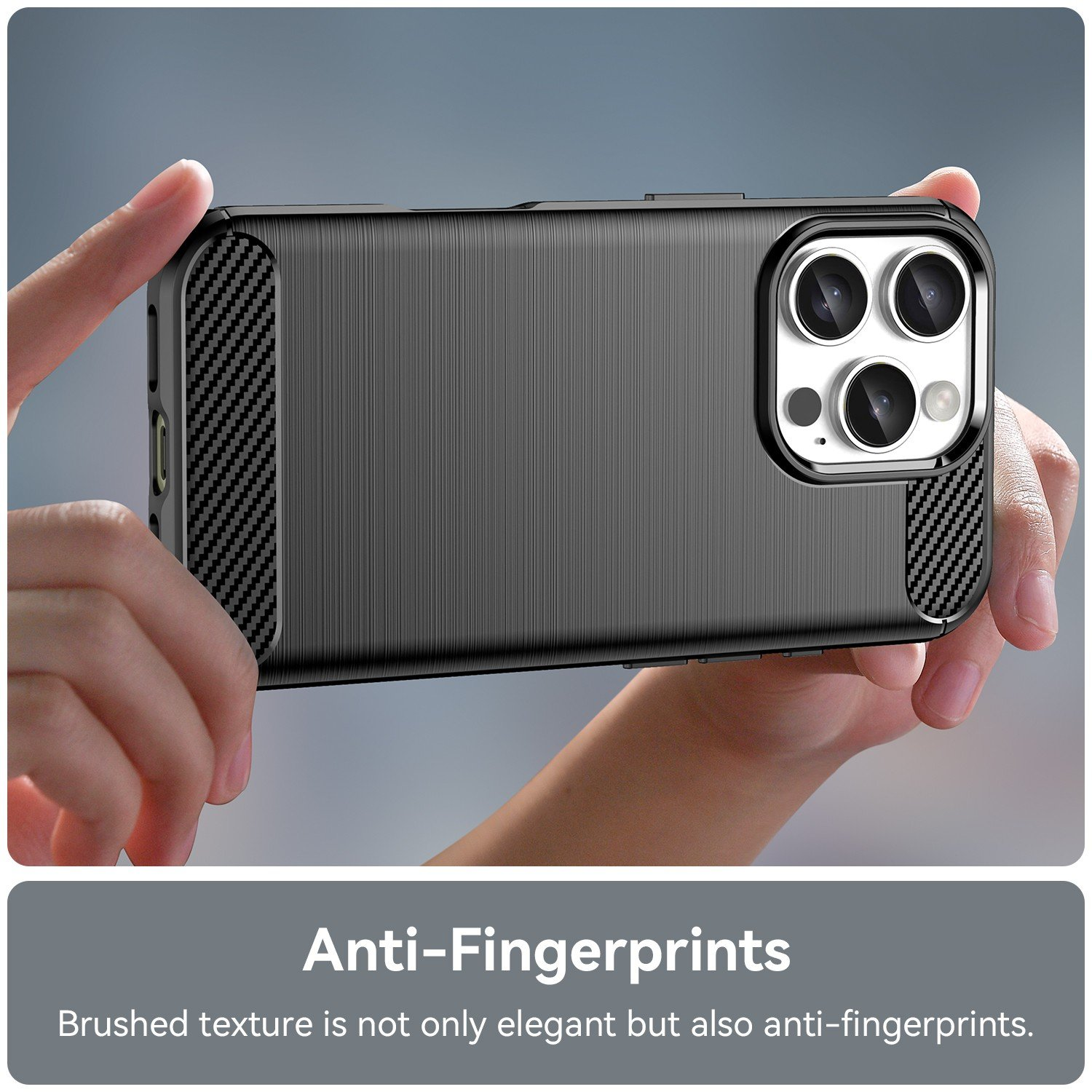 Mano sosteniendo un teléfono con una funda de textura gris cepillada. Texto: 'Anti-Huellas'.
