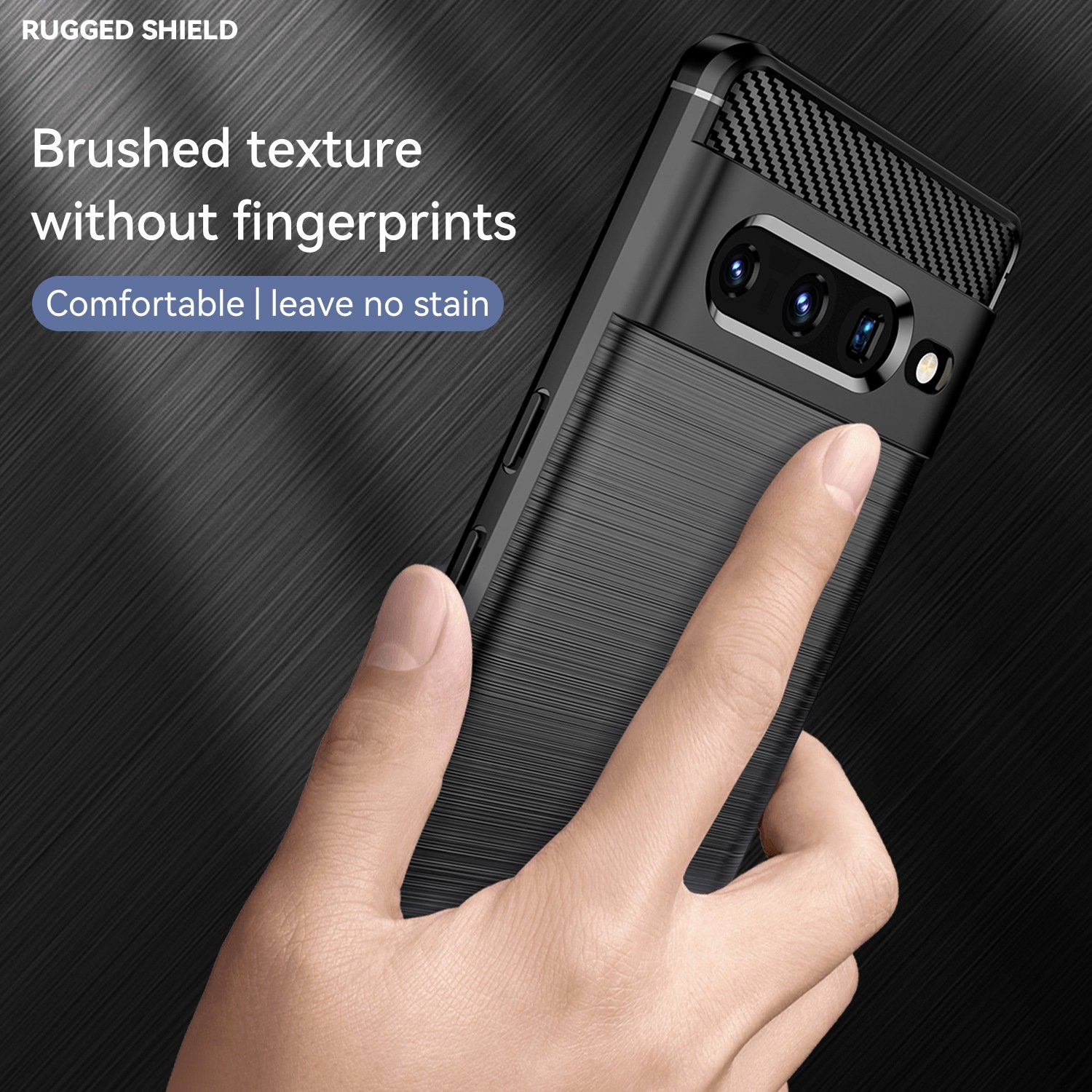 Mano sosteniendo funda negra con textura cepillada sobre fondo negro.
