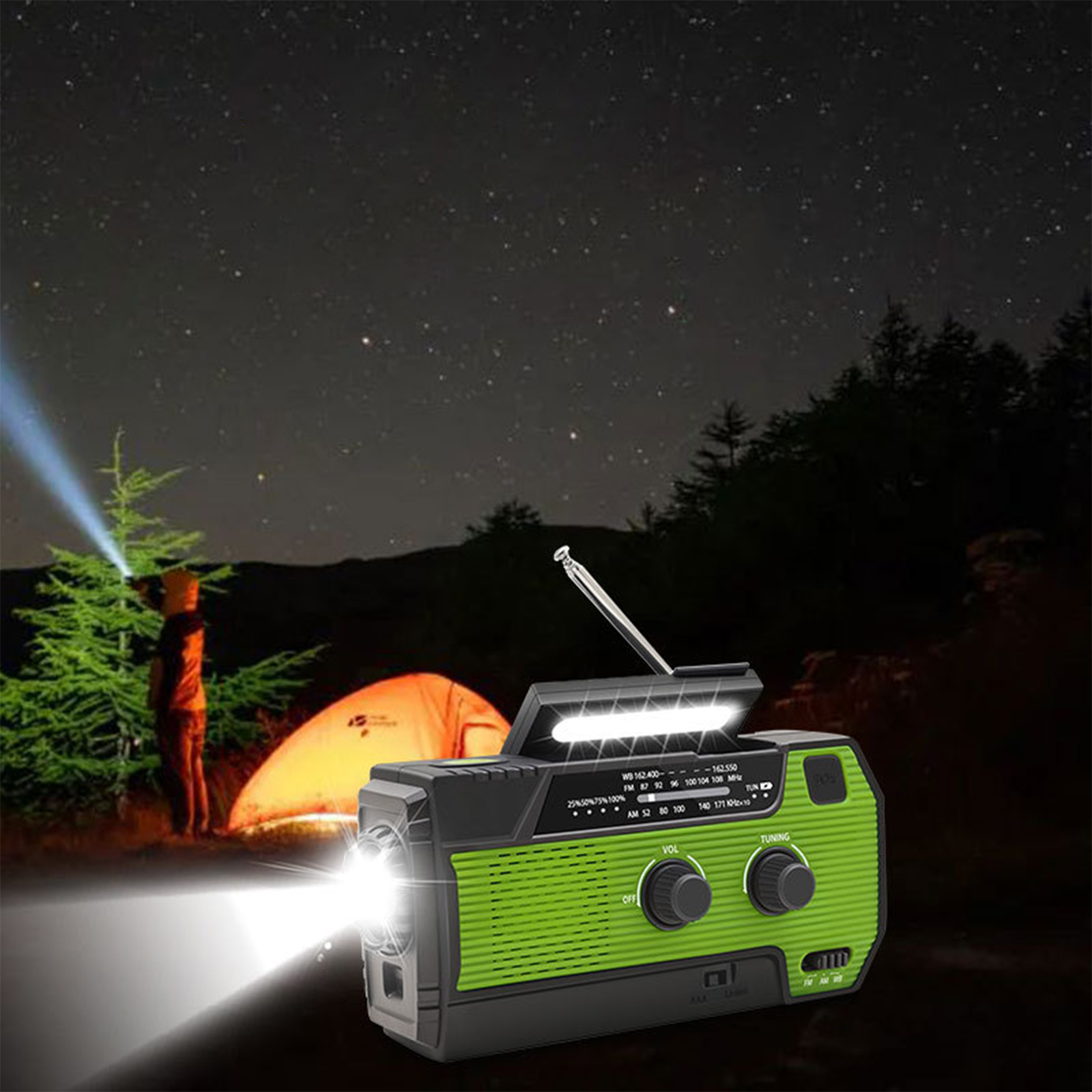 Grünes und schwarzes Radio mit Taschenlampe. Eine Person mit Stirnlampe ist im Hintergrund.