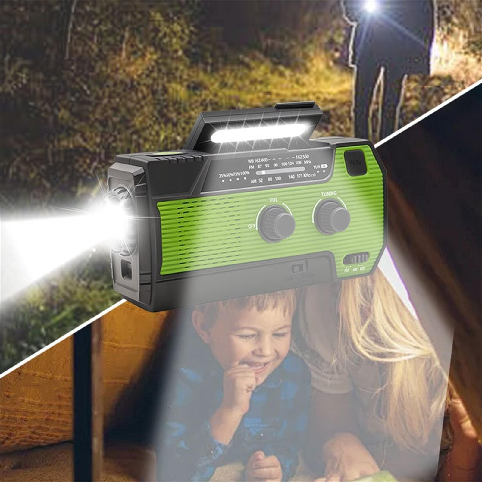 Eine grün-schwarze Taschenlampe-Radio, die Licht scheint. Ein Junge und eine Frau im Hintergrund.