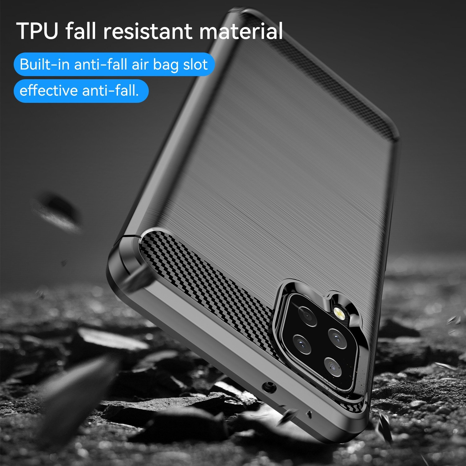 Funda negra con detalles de fibra de carbono, mostrando una configuración de triple cámara.