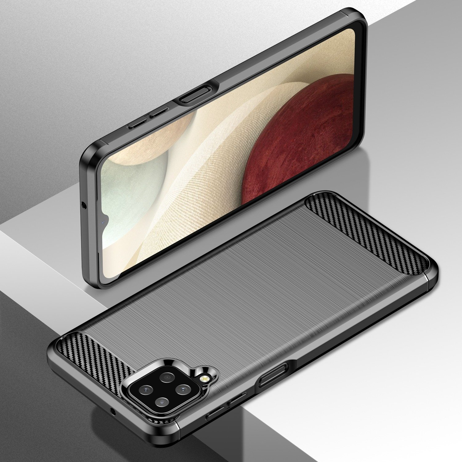 Funda de teléfono y un teléfono. La funda es gris con textura de fibra de carbono. El teléfono está encima de la funda.