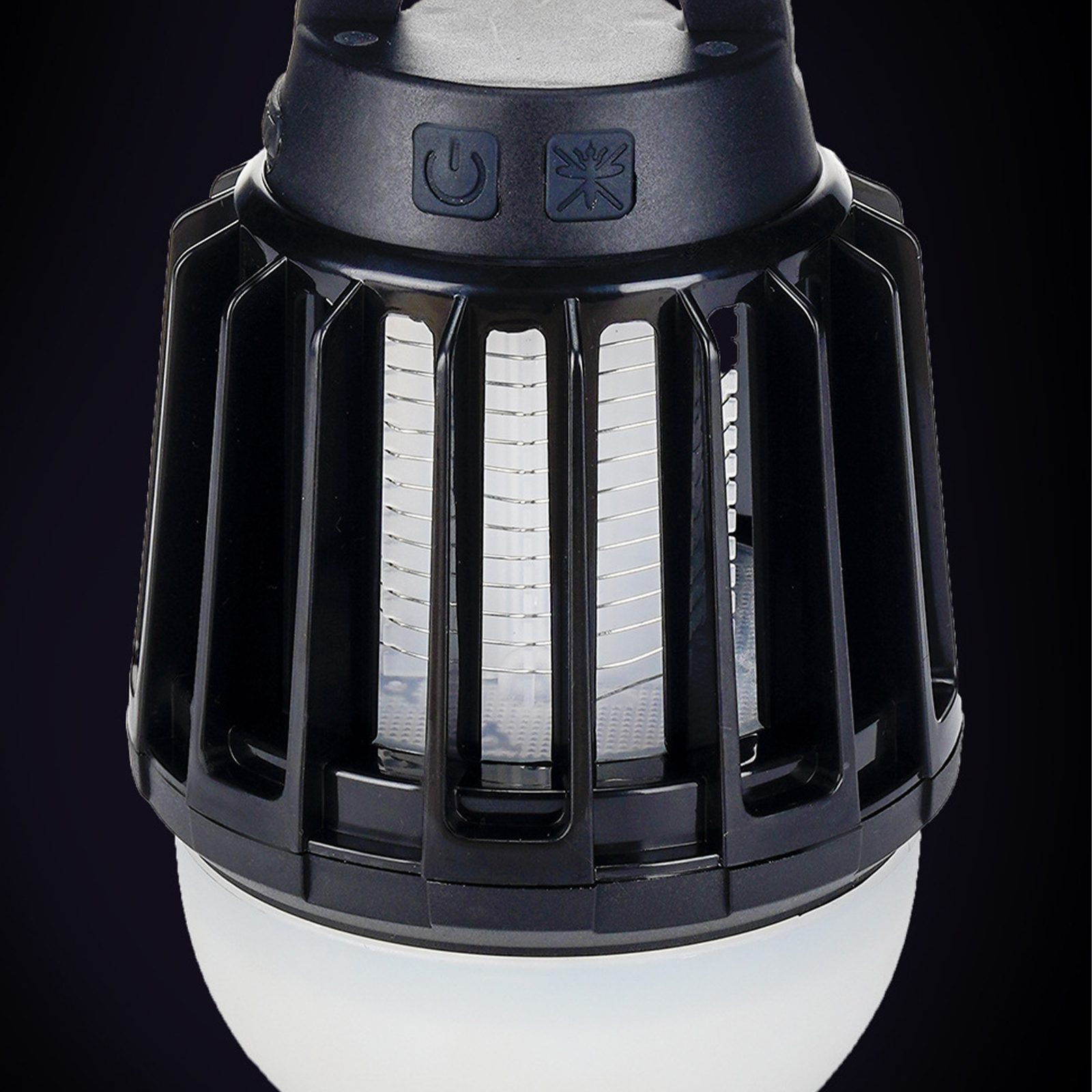 Schwarze Mückenvernichter-Lampe mit weißem Licht unten und schwarzem Käfig.