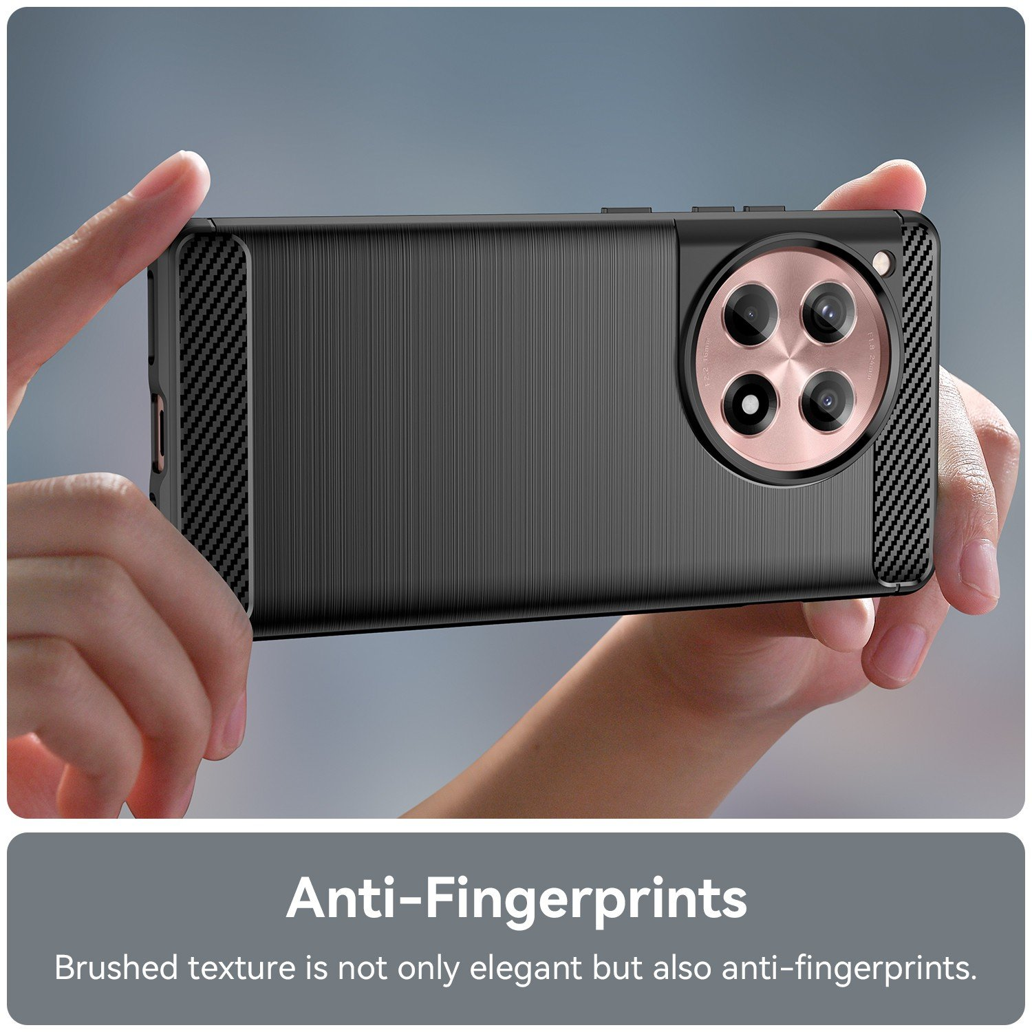 Manos sosteniendo una funda negra con protuberancia de cámara. Texto Anti-Huellas visible.