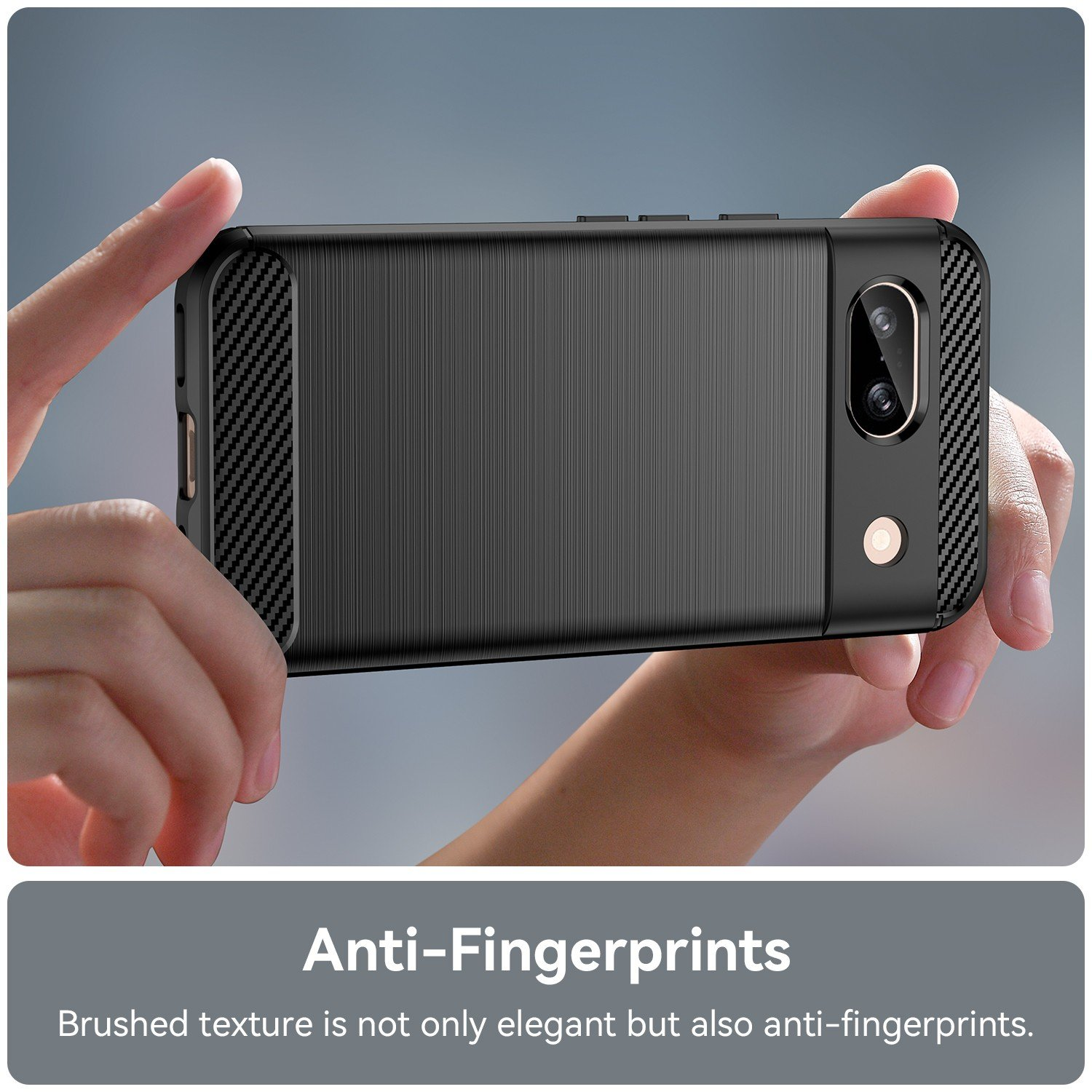 Manos sosteniendo una funda de teléfono. La funda es negra con textura cepillada. El texto dice anti-huellas.