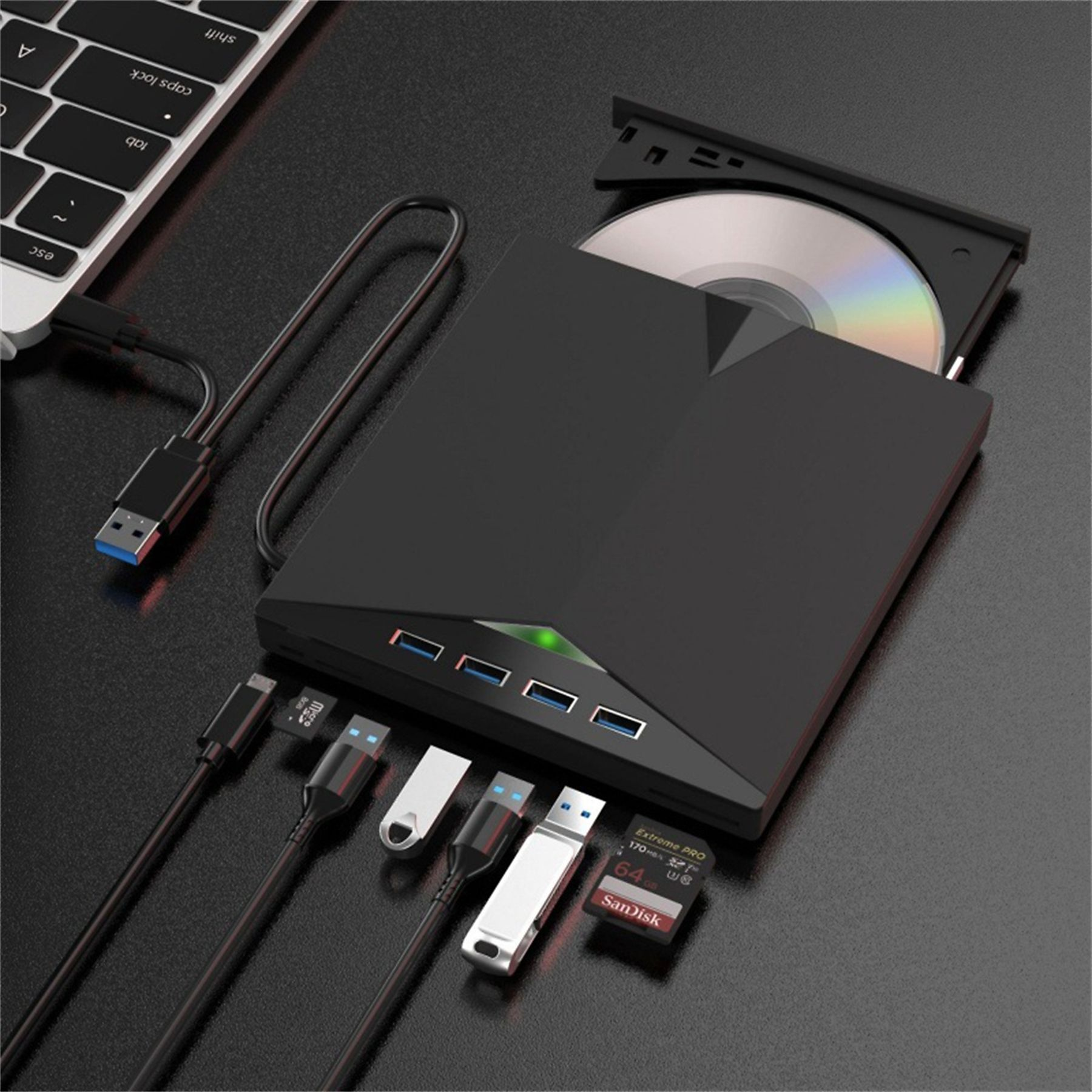 Schwarzes CD/DVD-Laufwerk mit USB-Anschlüssen, an einen Laptop angeschlossen. Kabel und Karten vorhanden.