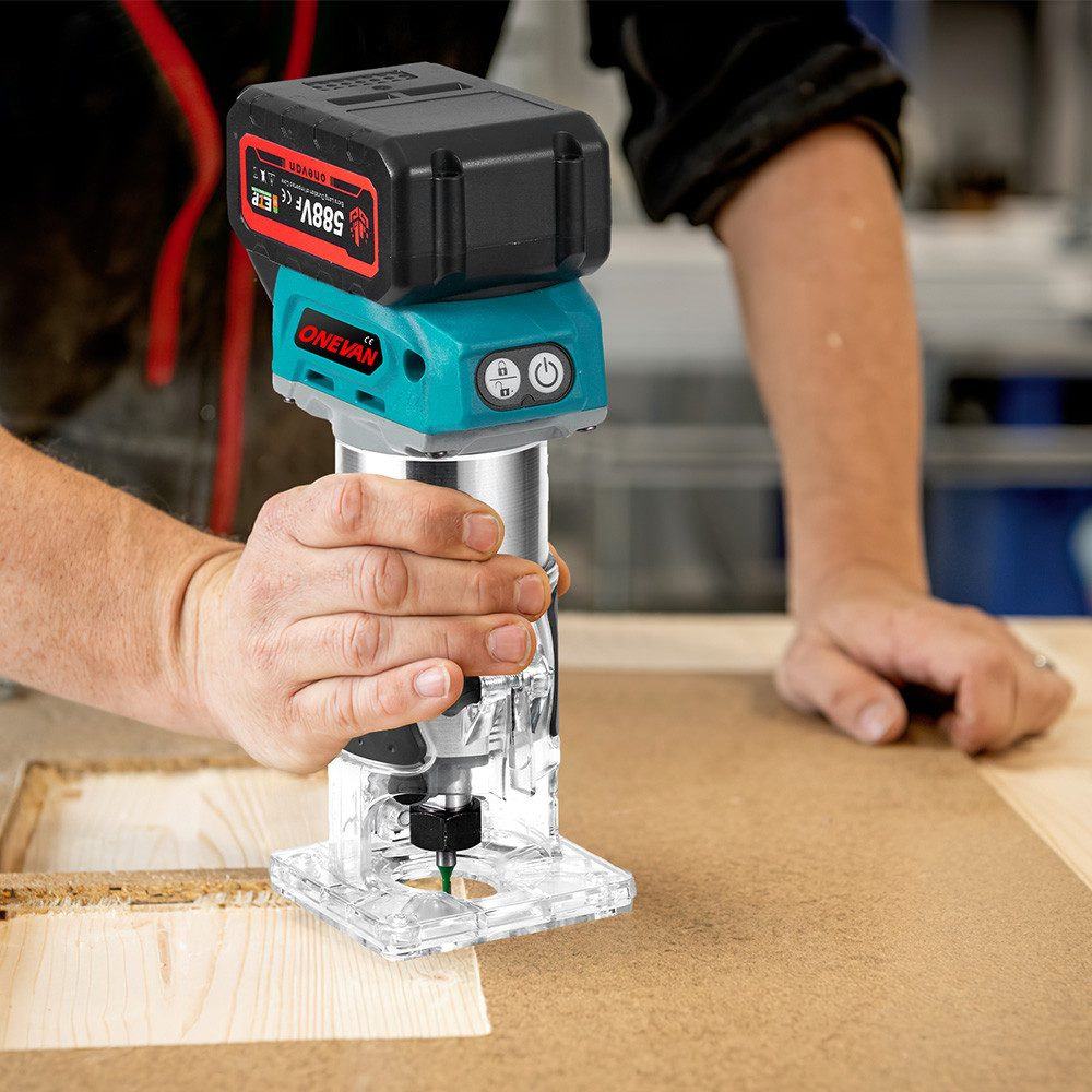 Eine Person hält ein türkisfarbenes und silbernes Elektrowerkzeug, mit Holz im Hintergrund.