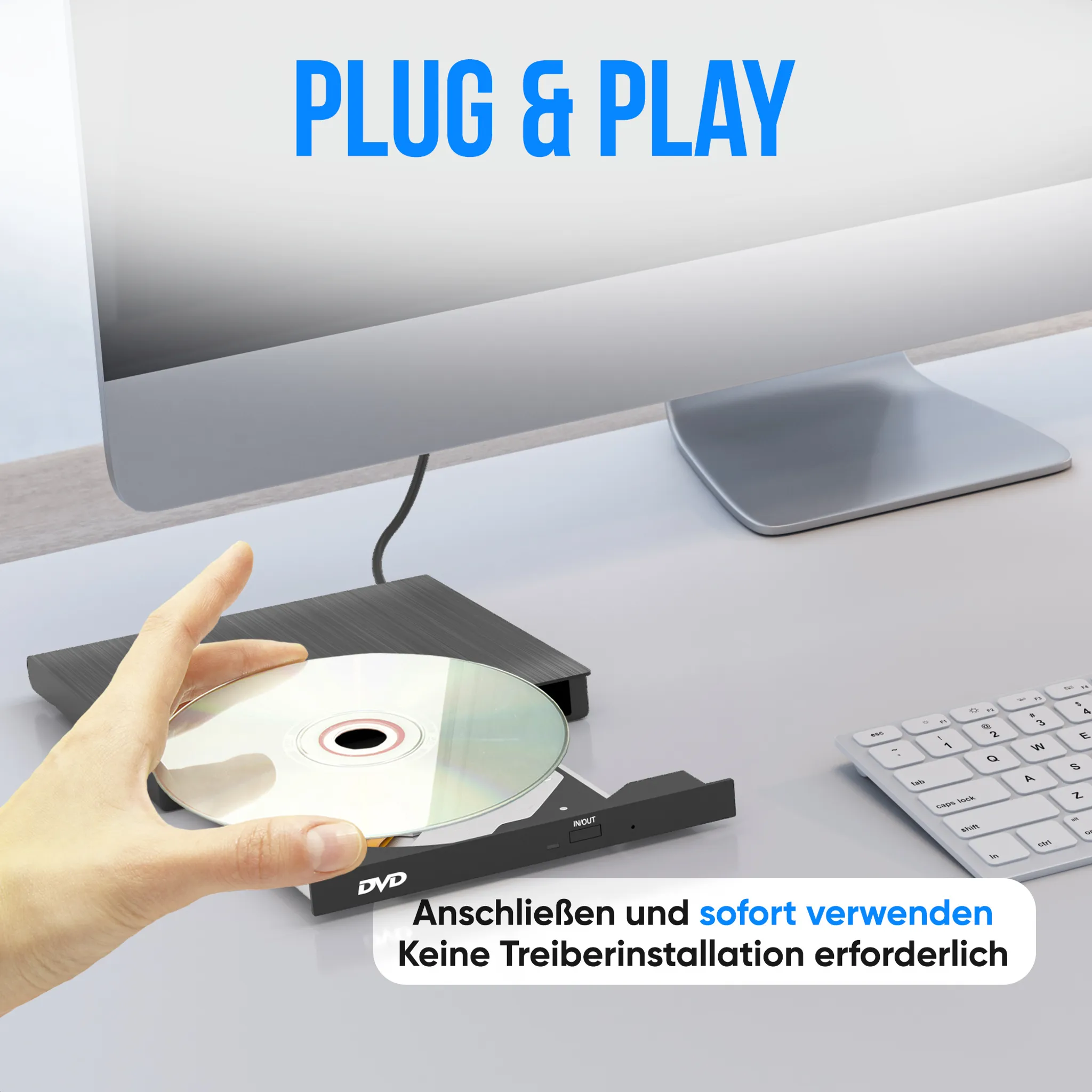 Hand legt DVD in ein schwarzes DVD-Laufwerk mit Computer ein. Text: Plug & Play.