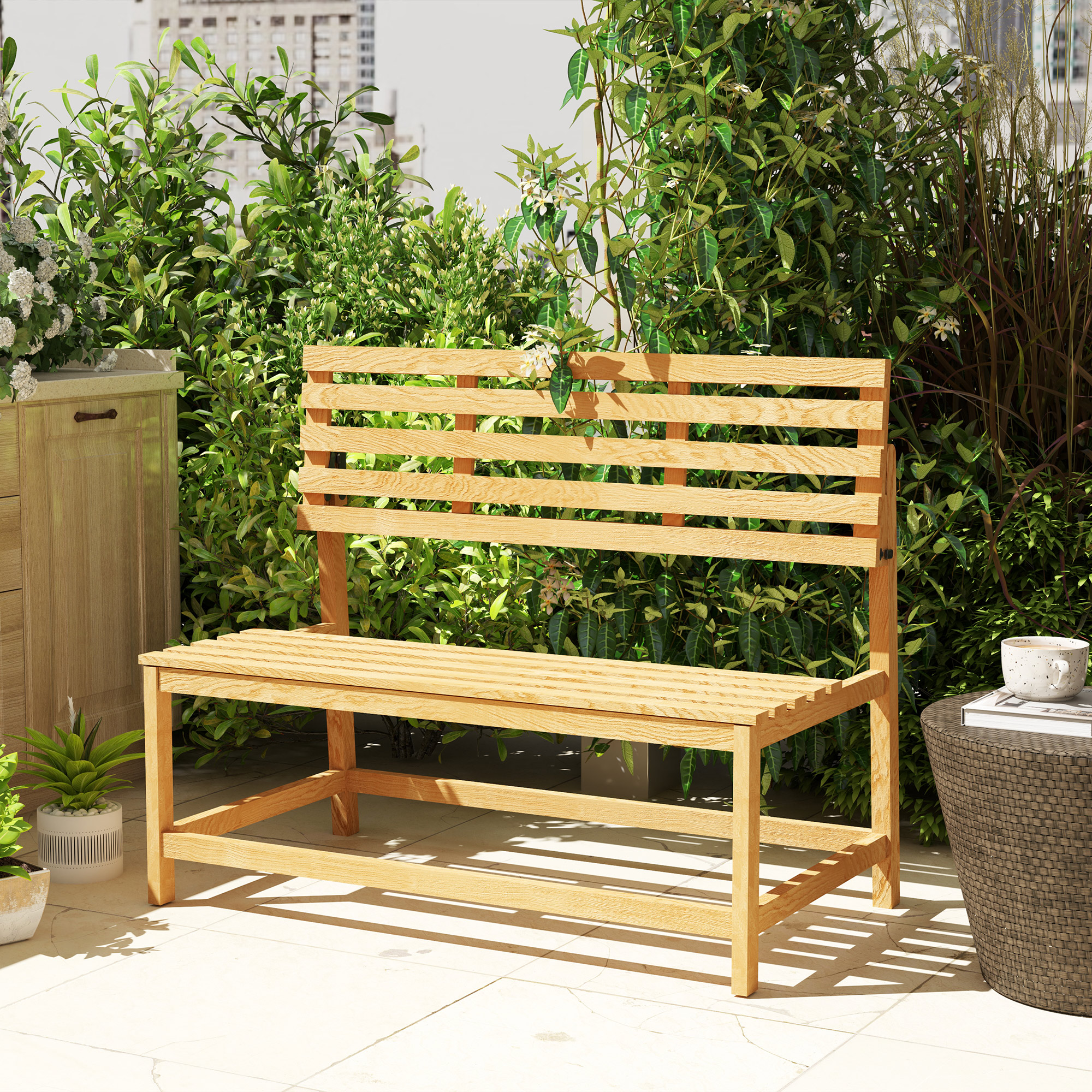 Holzbank auf einer Terrasse mit Pflanzen und einem Gebäude im Hintergrund.