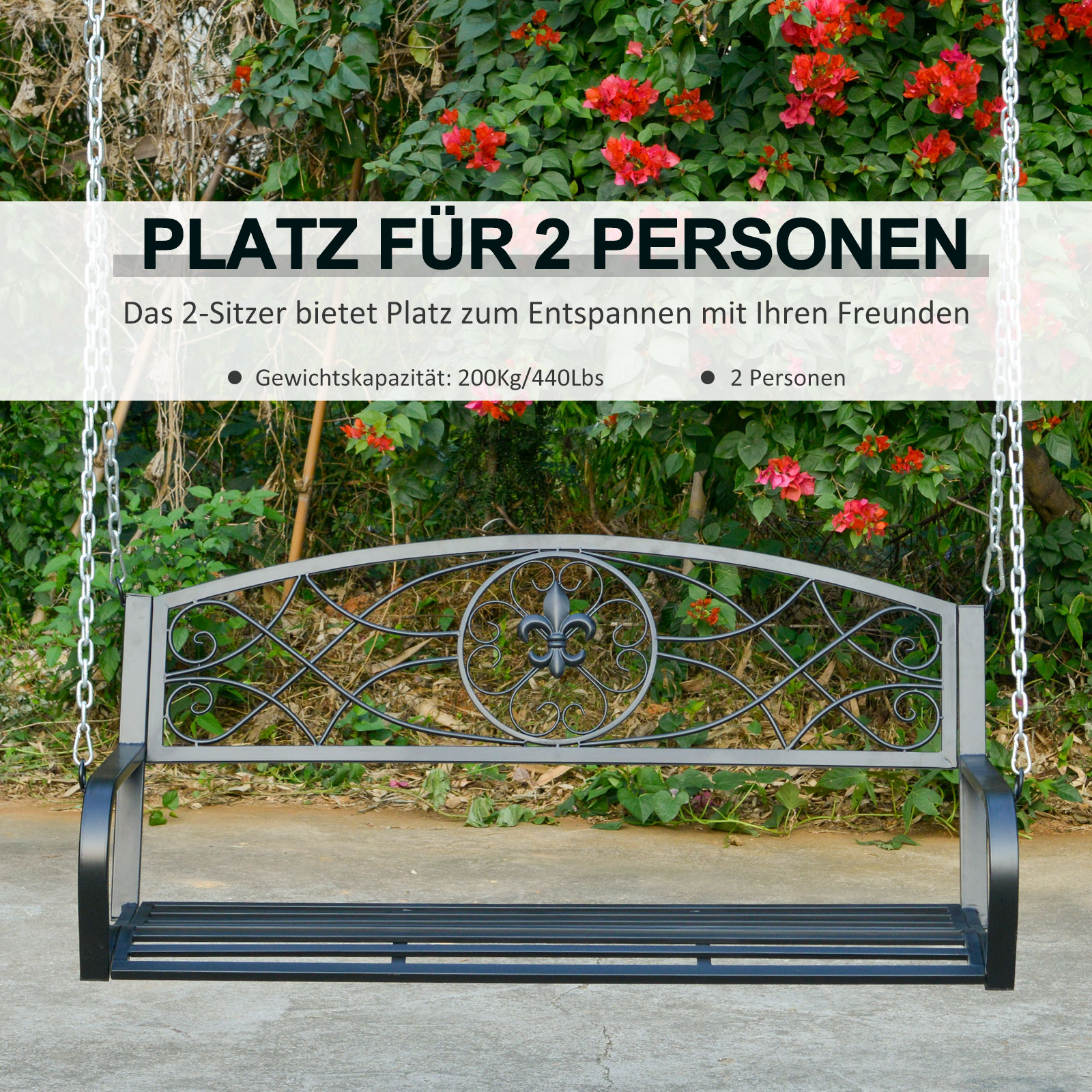 Eine Schaukelbank mit dekorativer Rückenlehne und rotem Blumenbusch im Hintergrund.