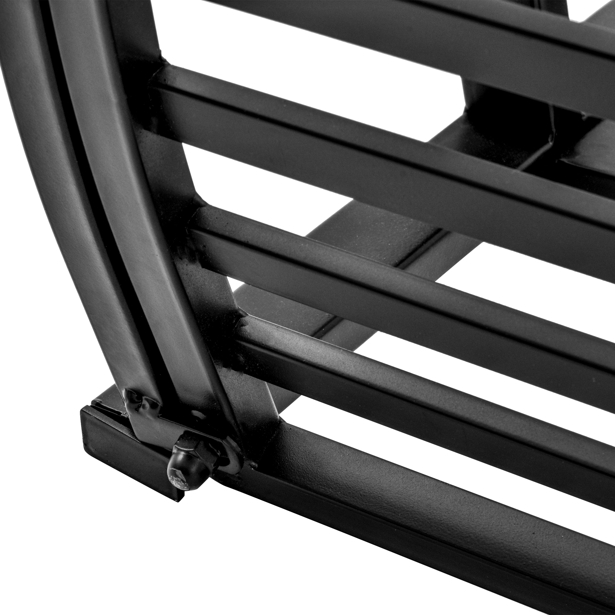 Nahaufnahme eines schwarzen Metallbettrahmens mit horizontalen Stangen.