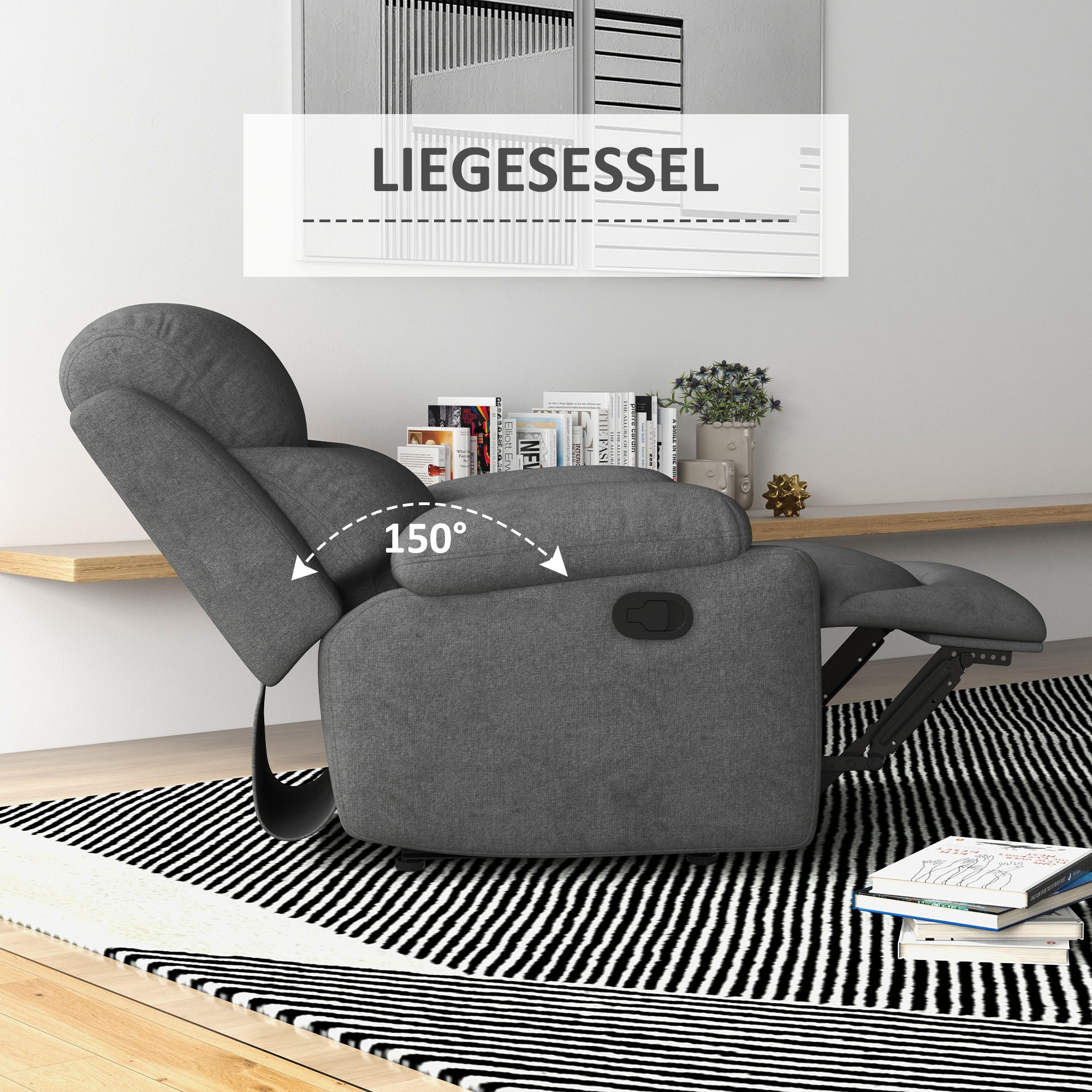 Ein grauer Relaxsessel, der in einem Winkel von 150 Grad ausgefahren ist. Er steht auf einem gestreiften Teppich mit Büchern in der Nähe.