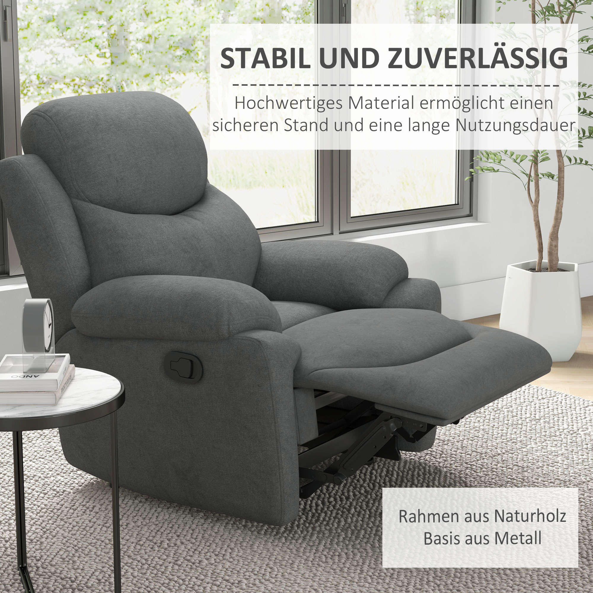 Ein Relaxsessel in einem Wohnzimmer. Ein Beistelltisch mit Lampe und Textüberlagerung. Fenster im Hintergrund.