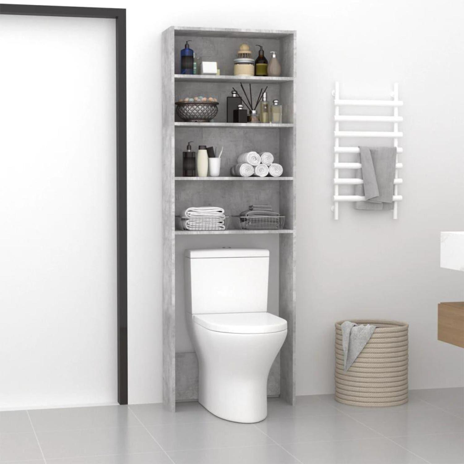 Badezimmer-Aufbewahrungseinheit mit Toilette, Regalen, Handtüchern und Toilettenartikeln vor weißer Wand.