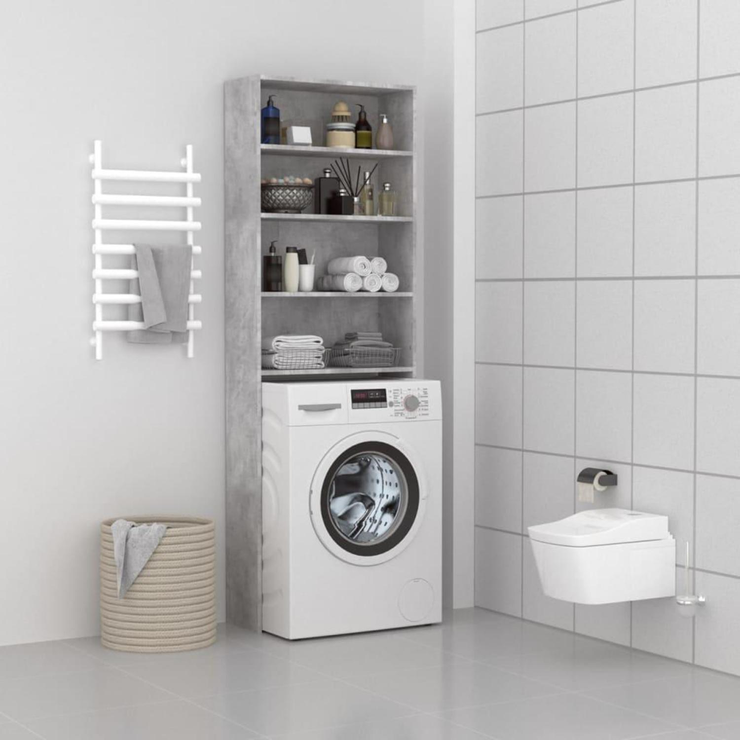 Badezimmer mit Waschmaschine, Schrank, Toilette und Handtuchhalter.