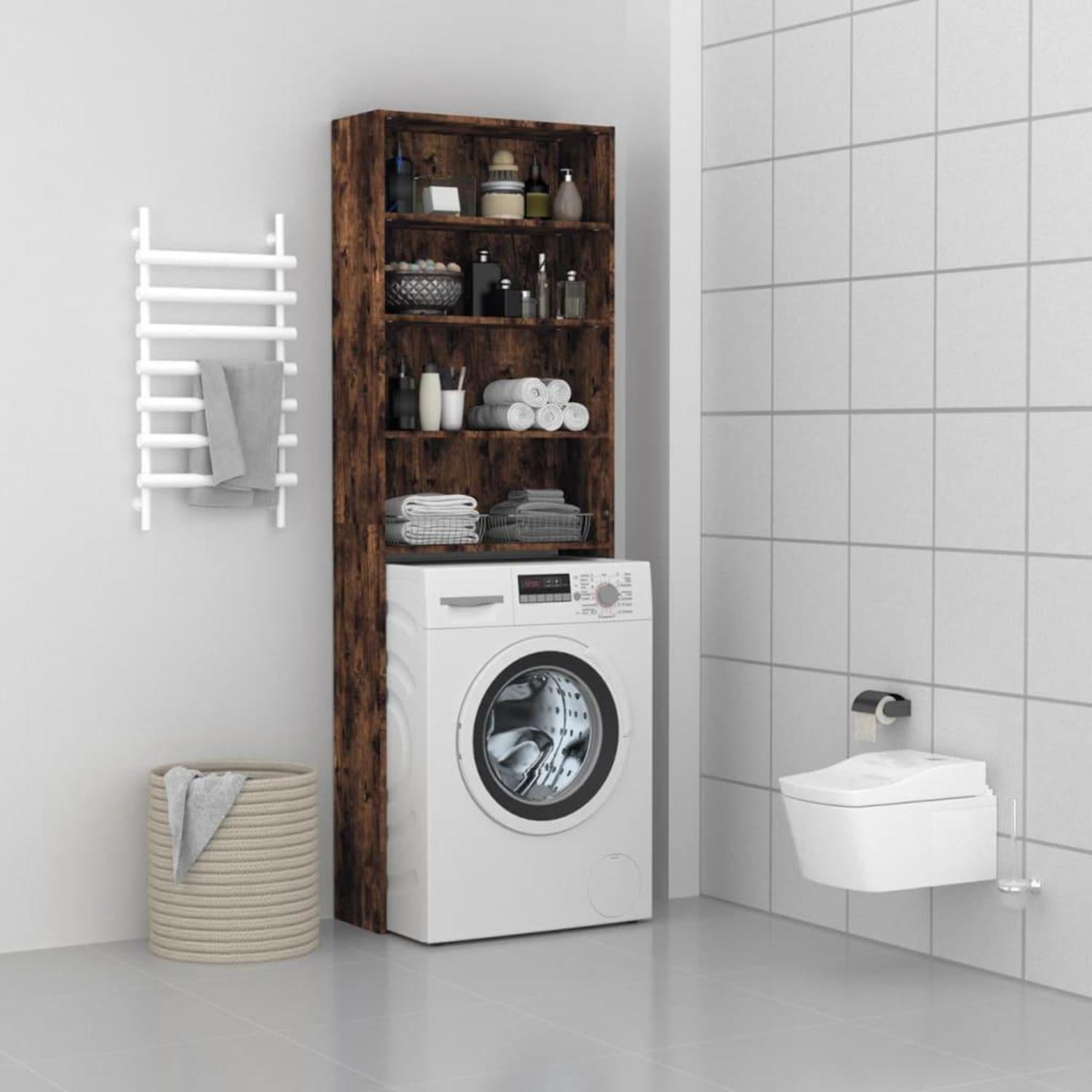 Badezimmer mit Waschmaschine und Schrank. Ein WC und Handtuchhalter sind ebenfalls sichtbar.