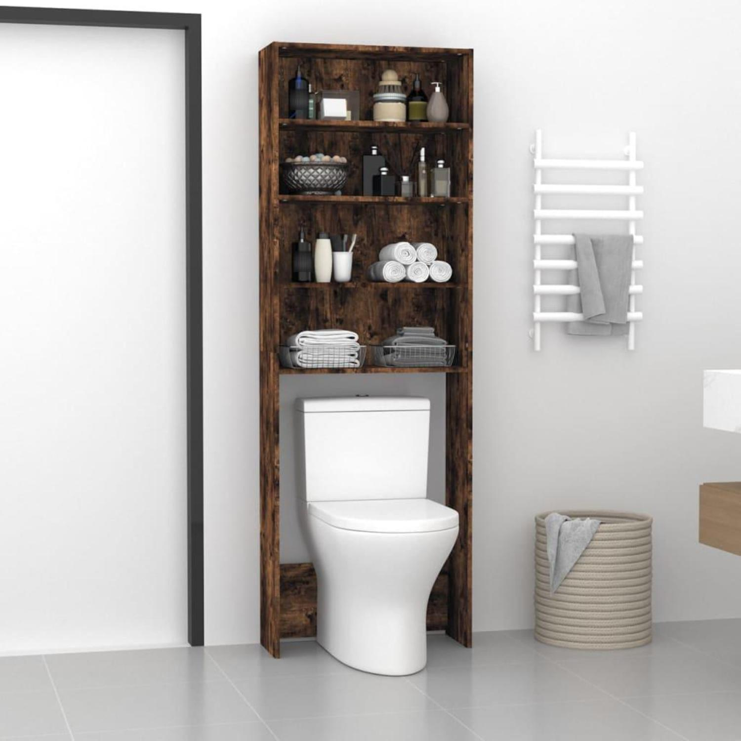 Ein hohes, dunkles Holzregal über einer Toilette. Das Regal hat Regale mit Badezimmerartikeln darauf.