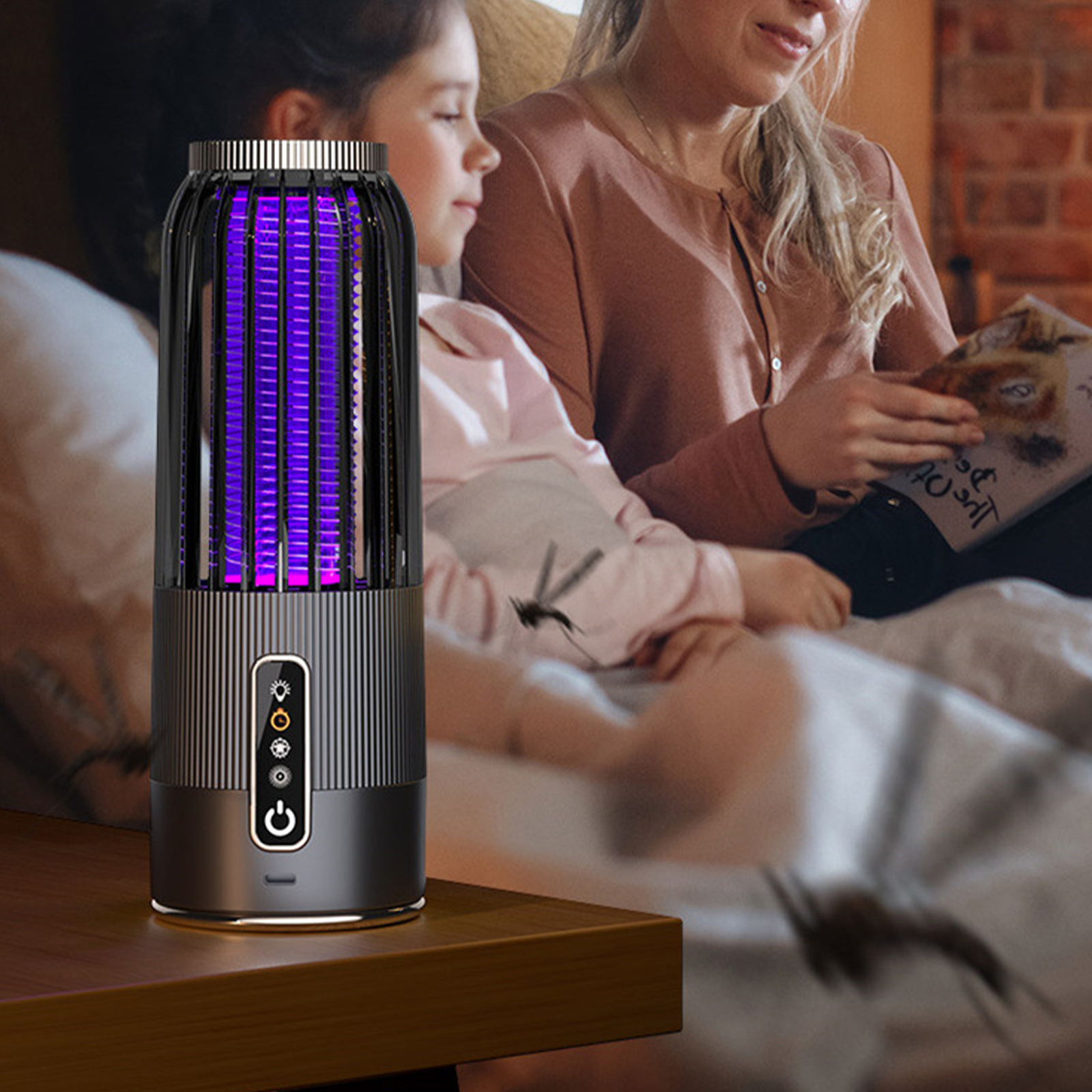 Ein Moskitokiller auf einem Tisch, der ein violettes Licht aussendet. Ein Mädchen und eine Frau im verschwommenen Hintergrund.