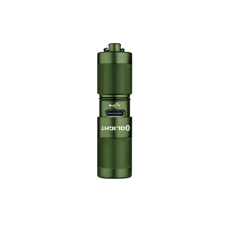 Torcia verde con porta USB. Il marchio Olight è visibile.