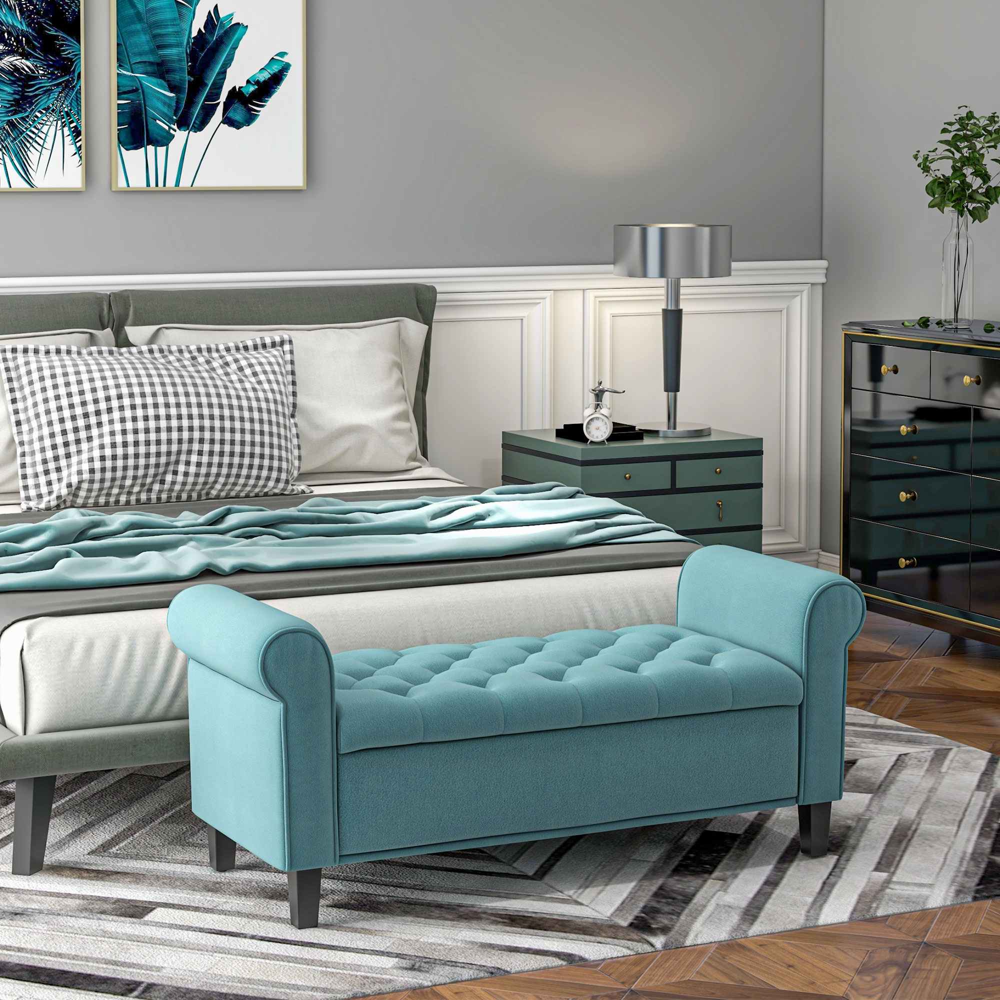 Ein Schlafzimmer mit einer blau gepolsterten Bank am Fußende eines Bettes, einer Kommode und Kunstwerken.