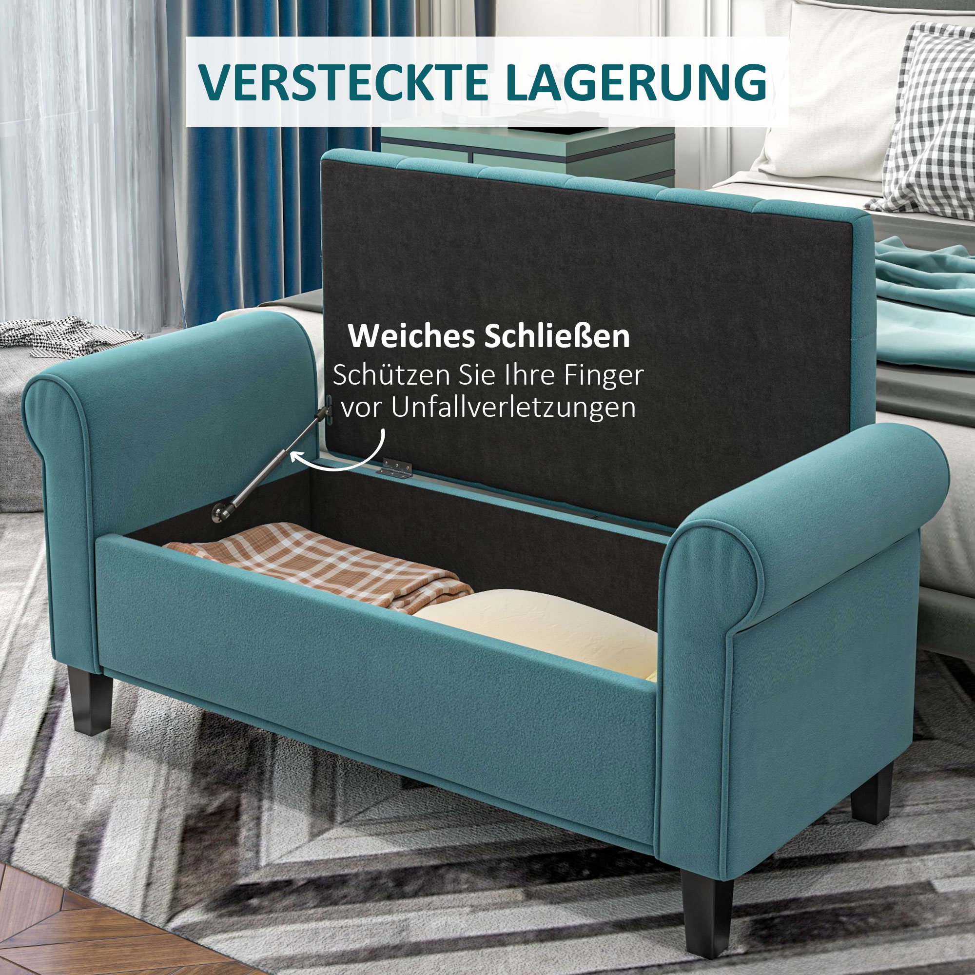Türkisfarbene Aufbewahrungsbank mit offenem Deckel, Decken und Kissen im Innenraum.