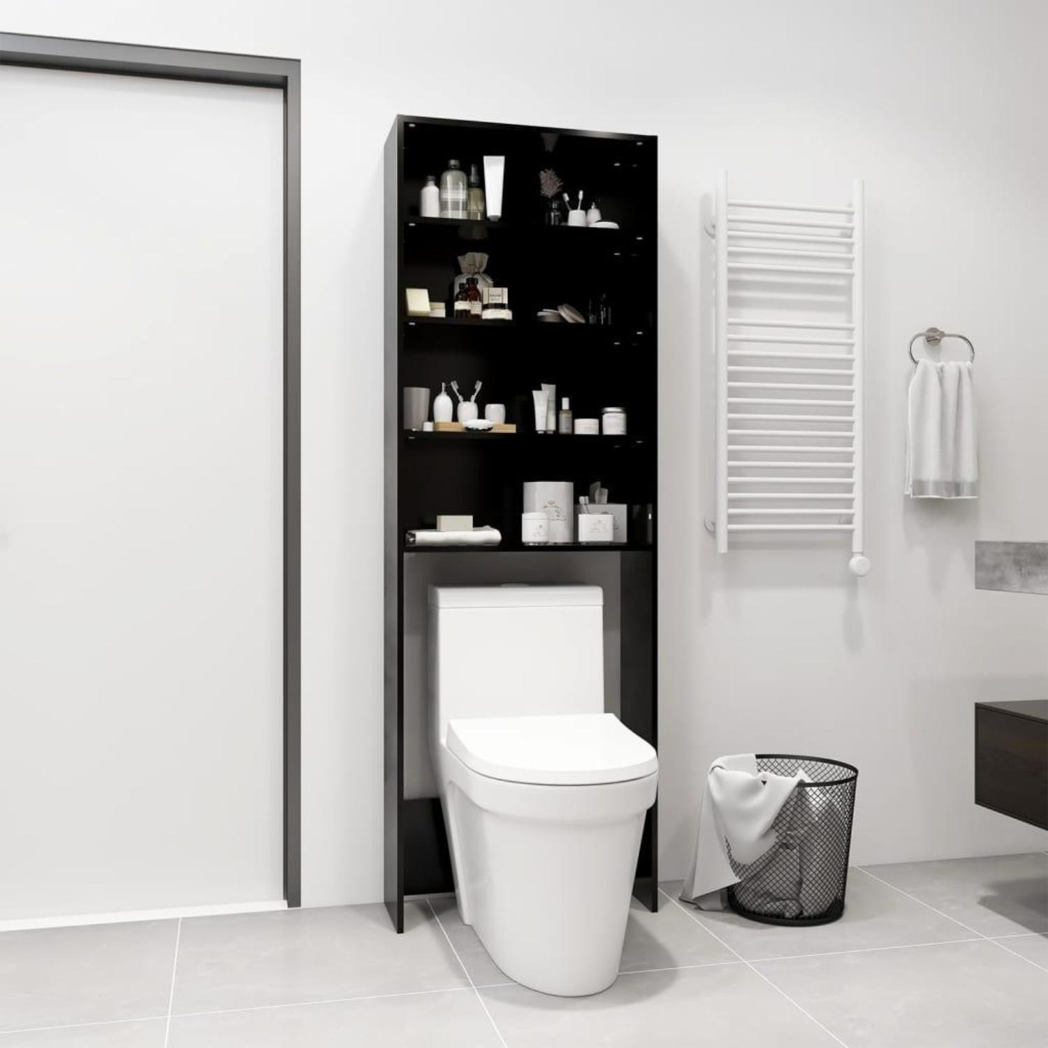 Schwarzer Schrank über einer weißen Toilette, mit Regalen für Toilettenartikel und einem Handtuchhalter in der Nähe.