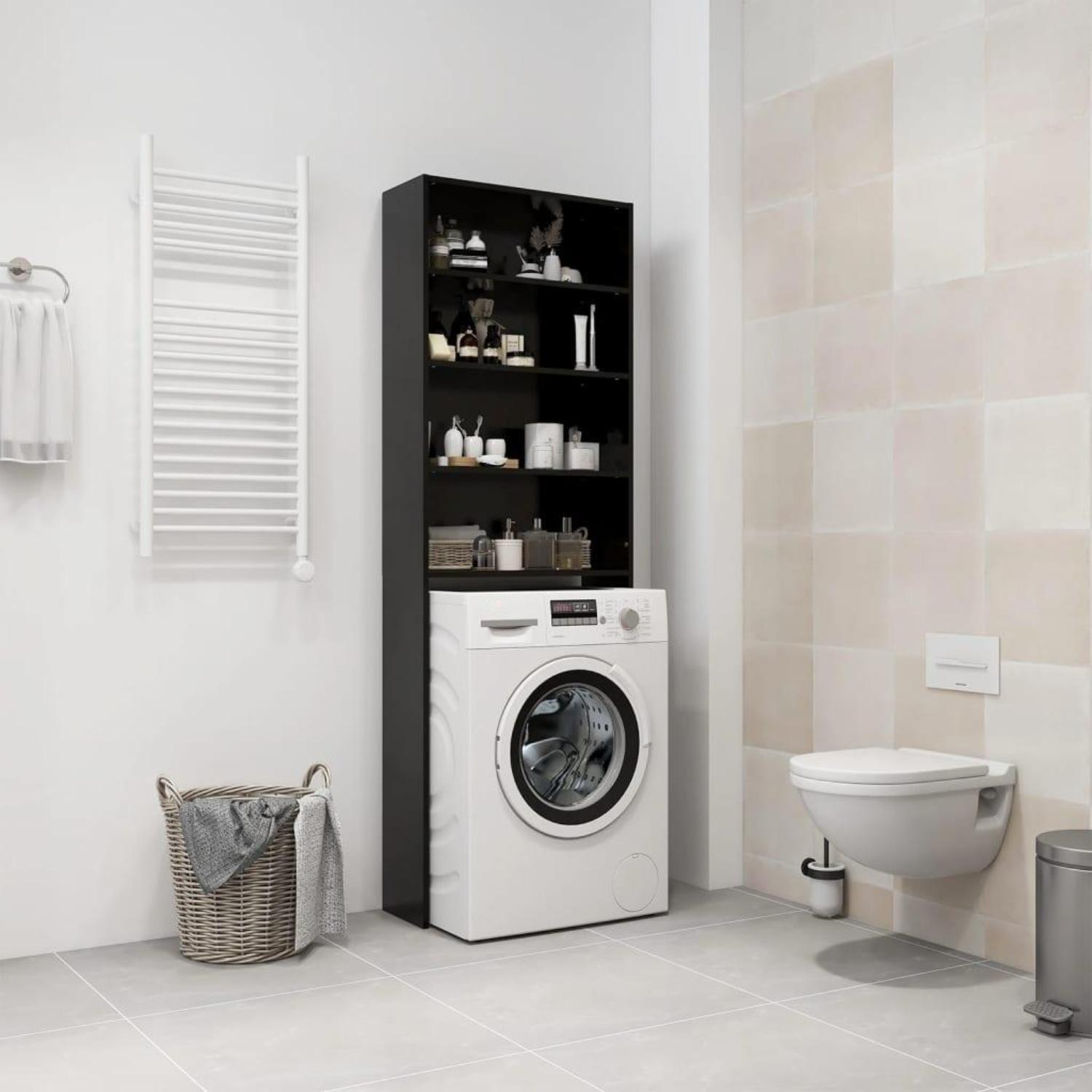 Badezimmer mit Waschmaschine, Schrank und Toilette. Weiße Wände und Fliesen. Korb und Handtuch links.