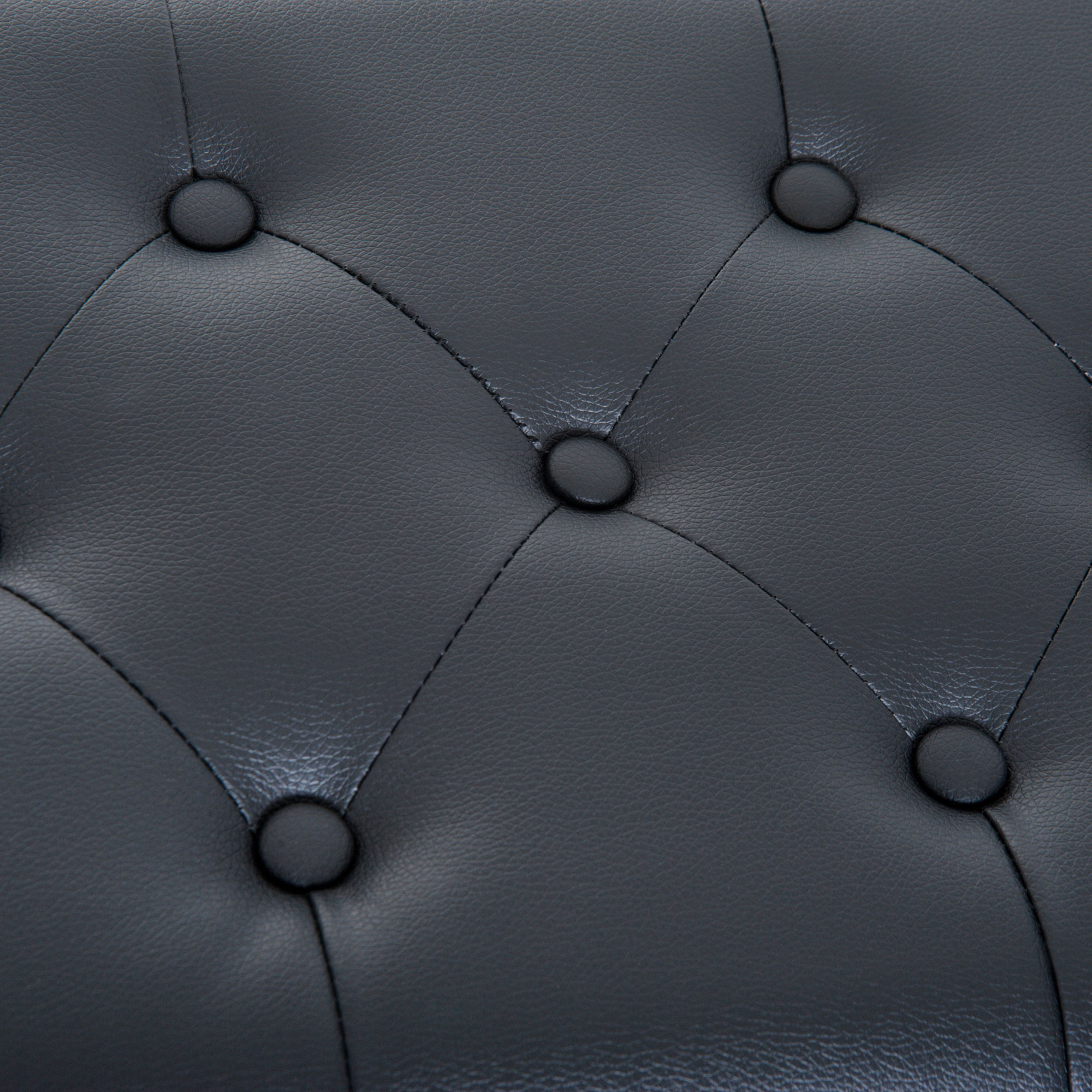 Nahaufnahme von schwarzem Leder mit Knopfdetails, das ein Diamantenmuster zeigt.