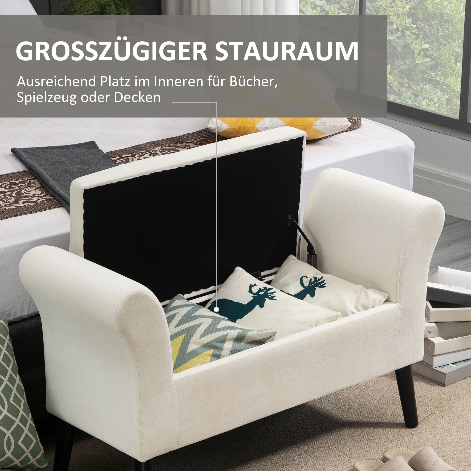 Weiße Bank mit schwarzem Sockel, offen zur Darstellung des Stauraums. Weißes Bett im Hintergrund.