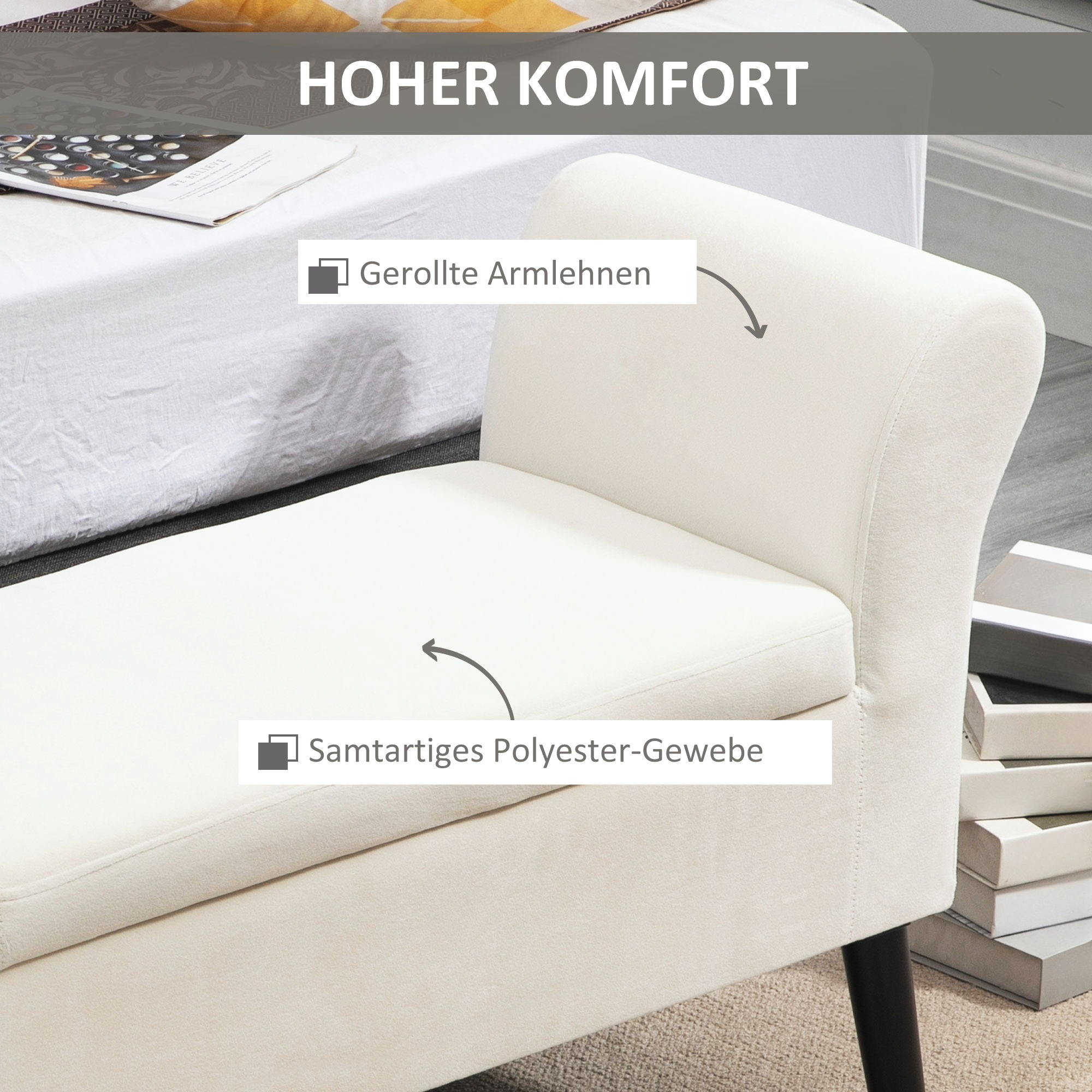 Cremefarbene Sitzbank mit gerollten Armlehnen und samtartigem Polyestergewebe.