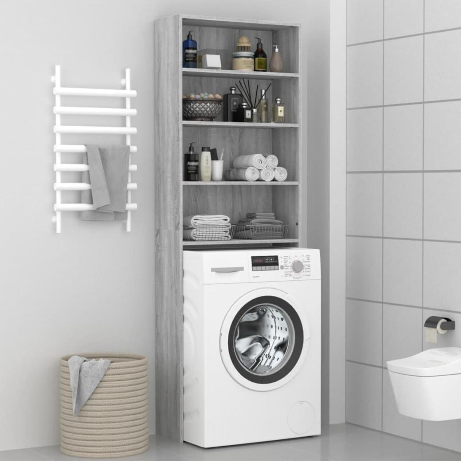 Ein weißes Badezimmer mit Waschmaschine und einem hohen Schrank mit Regalen.
