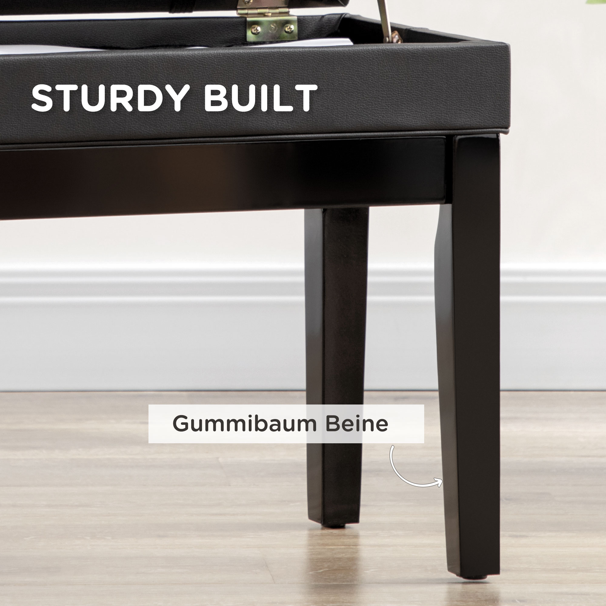 Nahaufnahme einer schwarzen Klavierbank mit Holzbeinen. Text: „Sturdy Built“.