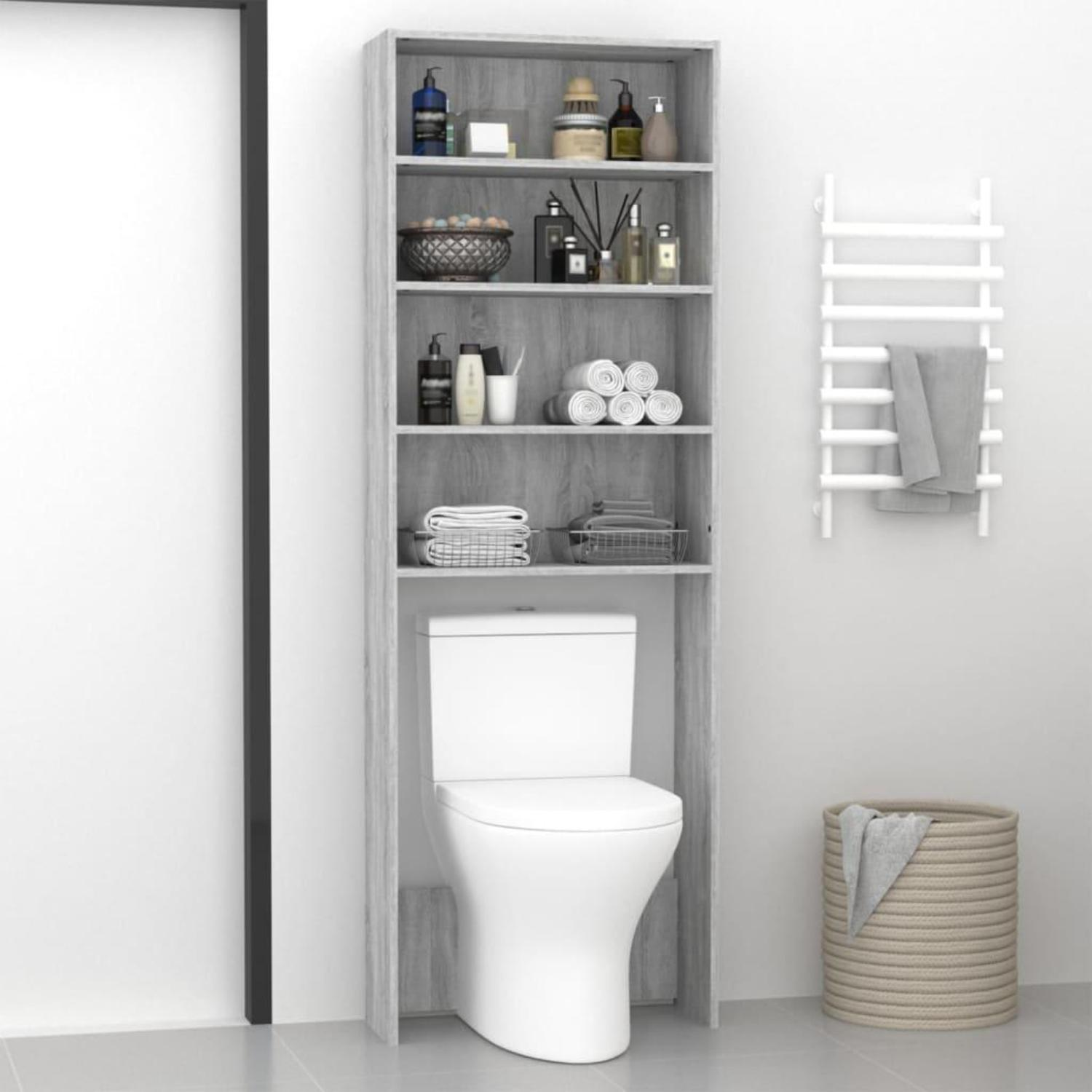 Ein weißer Badezimmerschrank mit Regalen, eine Toilette und ein Wandhandtuchhalter. Der Hintergrund ist weiß.