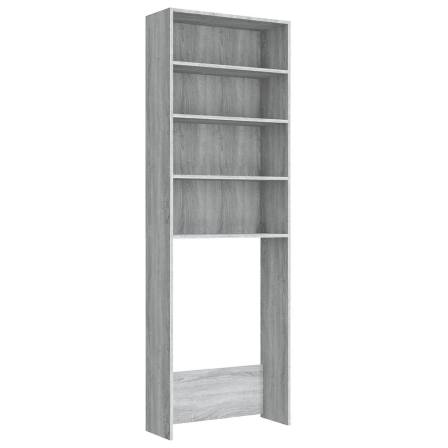 Ein hohes, graues Bücherregal aus Holz mit mehreren Regalen, mit einem Stauraum, isoliert auf weißem Hintergrund.