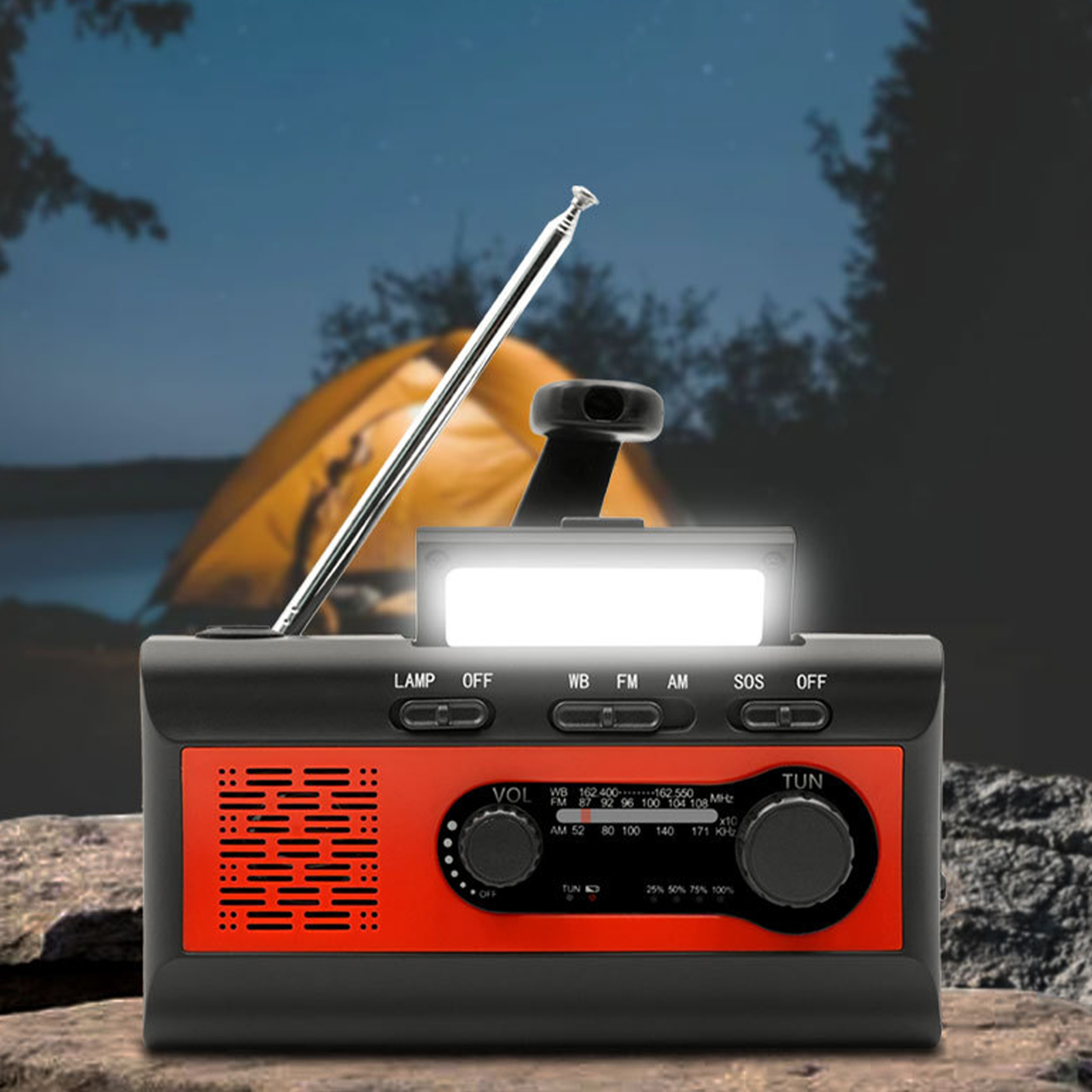 Schwarz-rotes Notfallradio mit Licht und Antenne im Freien, Nacht.