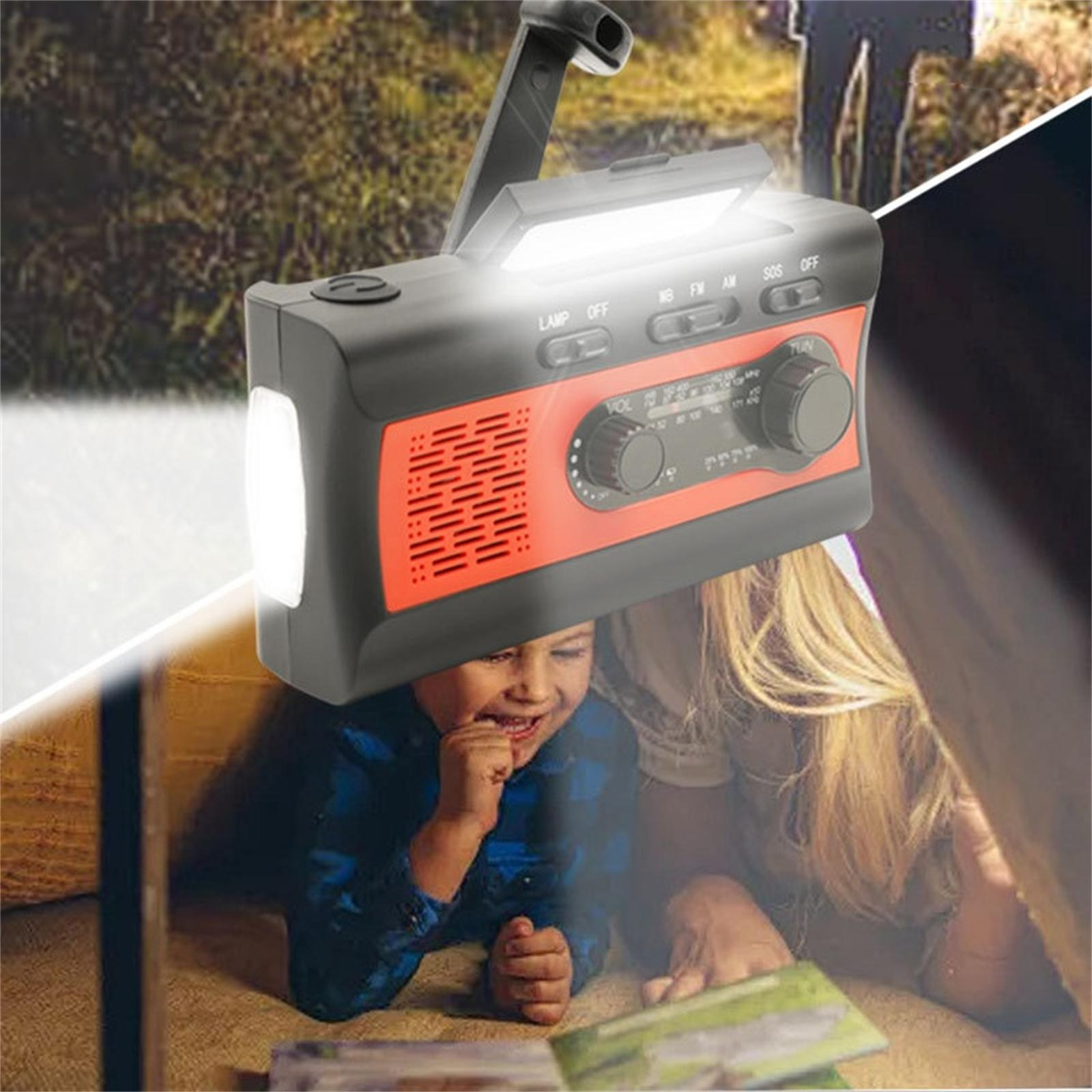 Ein schwarzes und rotes Radio mit Licht wird über einem lesenden Kind gehalten.