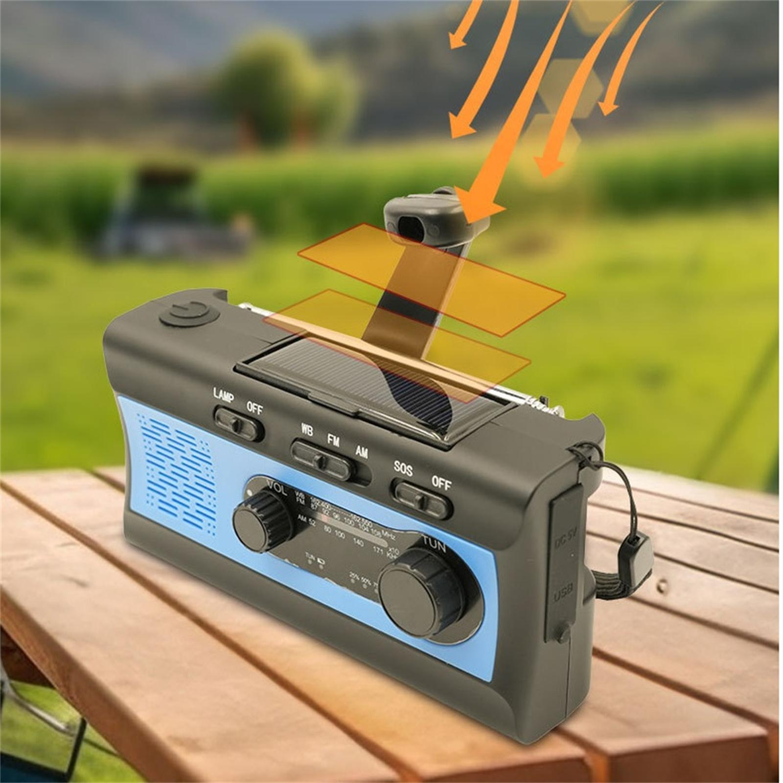 Ein schwarz-blaues Solarradio mit orangenen Pfeilen, die das Solarladen anzeigen.