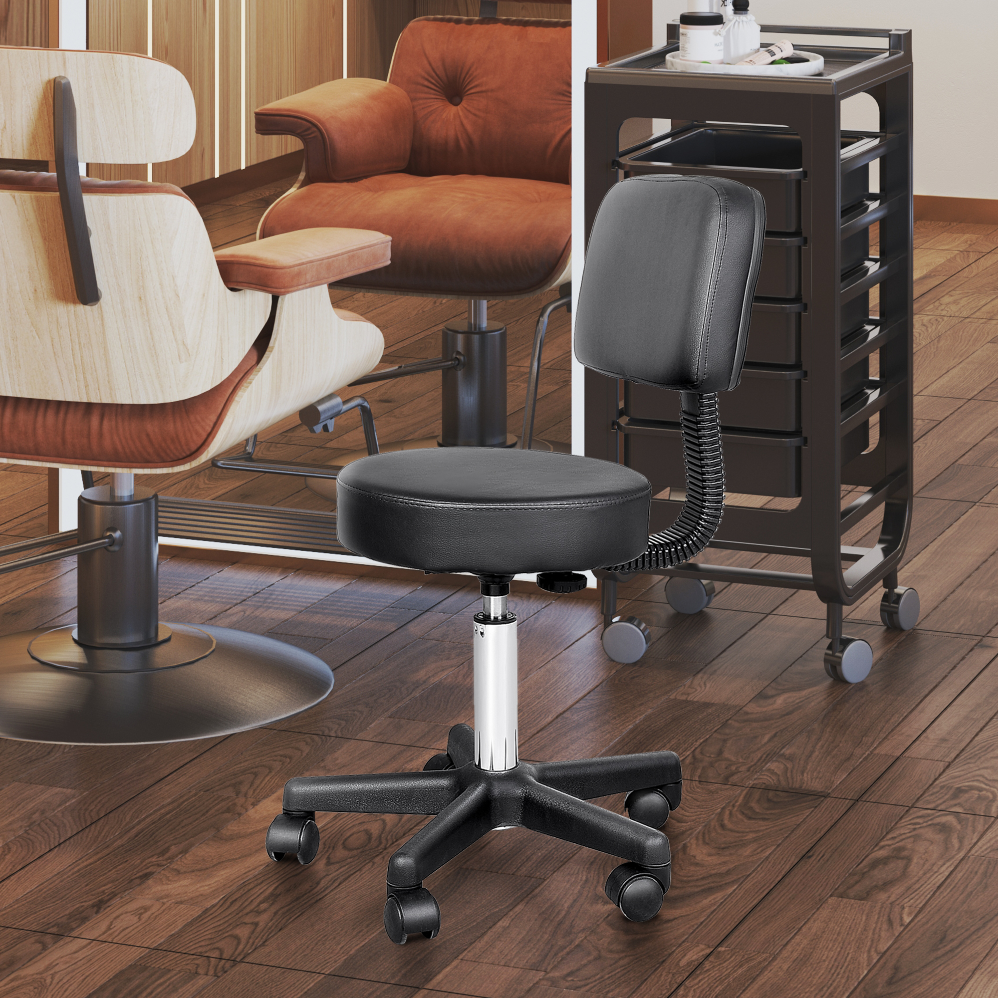 Ein Salon mit einem schwarzen Rollstuhl, einer Stylingstation und einem Barbiersessel.