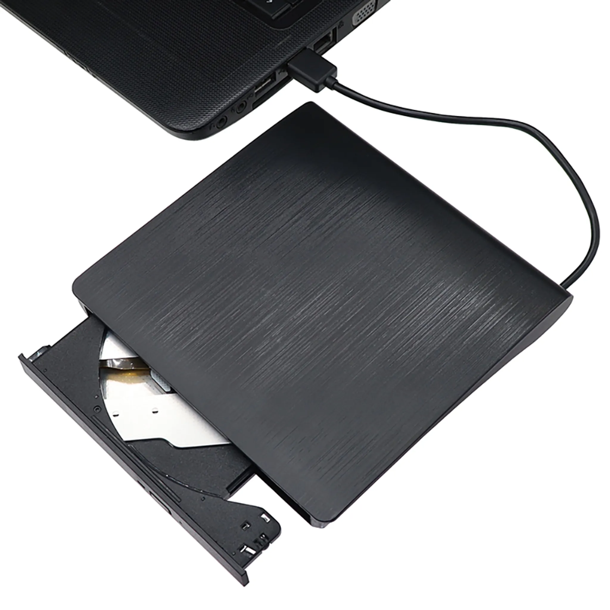 Schwarzes externes DVD-Laufwerk, das an einen Laptop angeschlossen ist. Das Laufwerk ist geöffnet und zeigt eine silberne Scheibe.