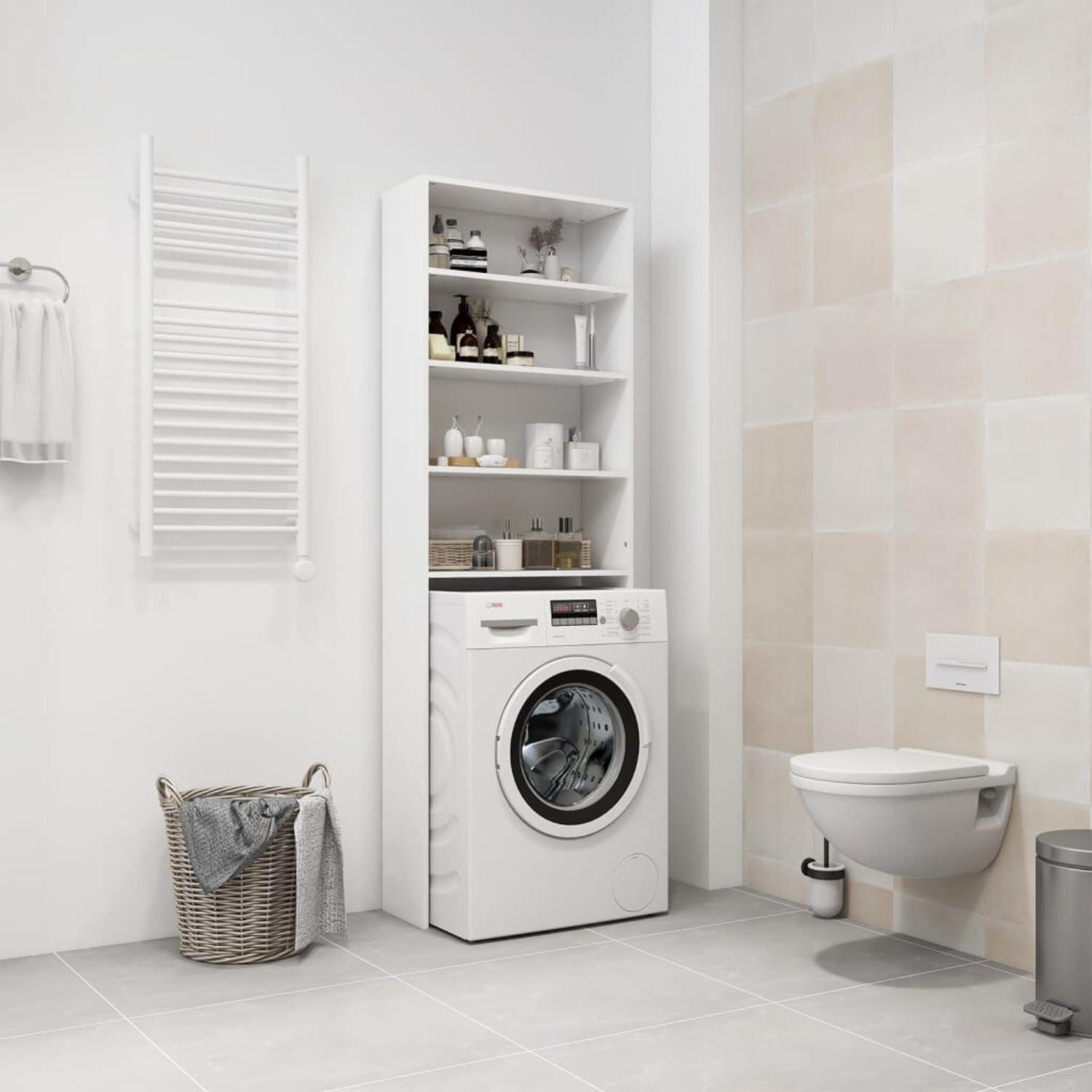 Ein weißes Badezimmer mit Waschmaschine und einem hohen Schrank mit Regalen.