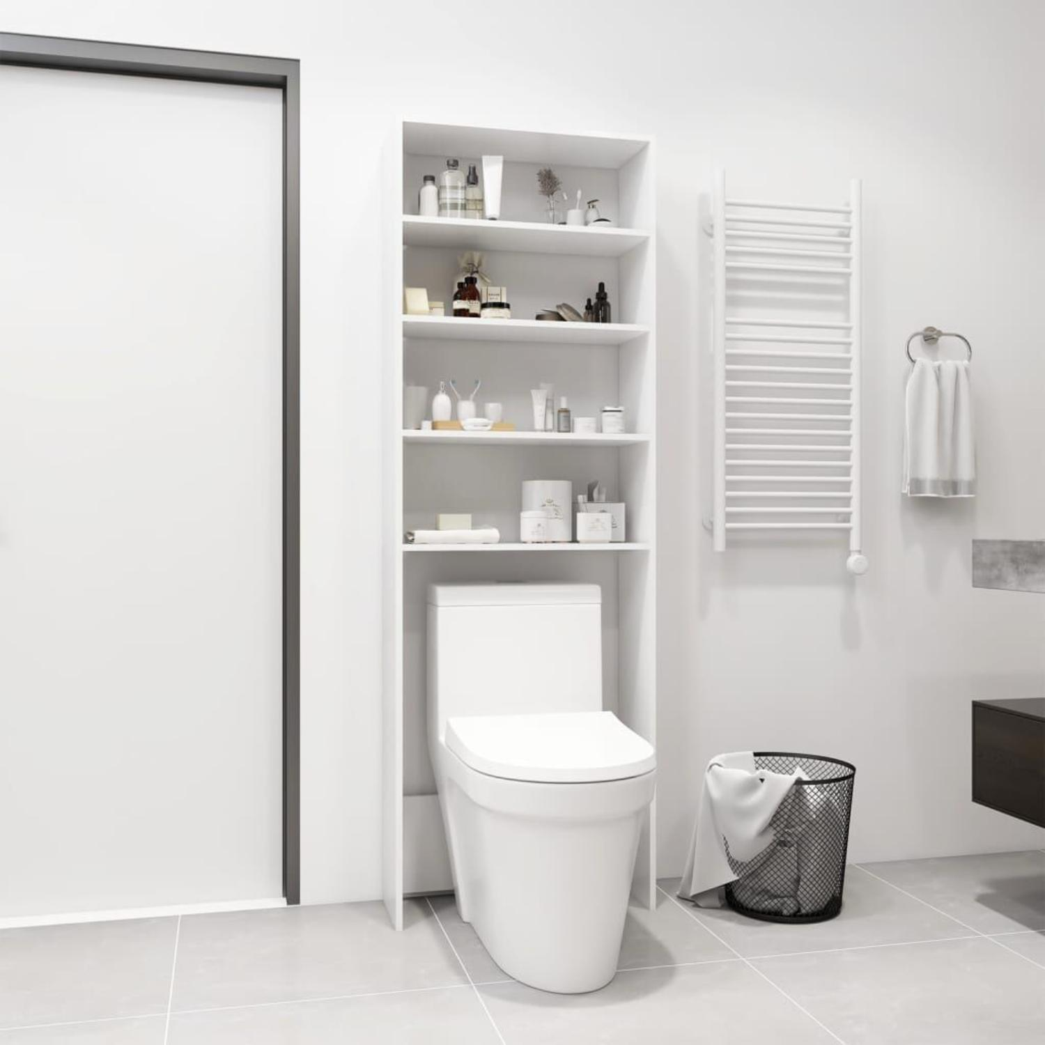Eine weiße Badezimmereinrichtung mit Toilette, einem hohen Schrank mit Regalen und einem Handtuchhalter.