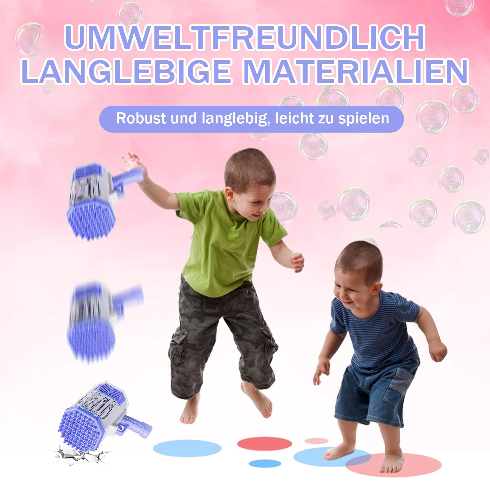 Zwei Kinder spielen mit Seifenblasenpistolen, umgeben von Blasen. Blasen schweben.