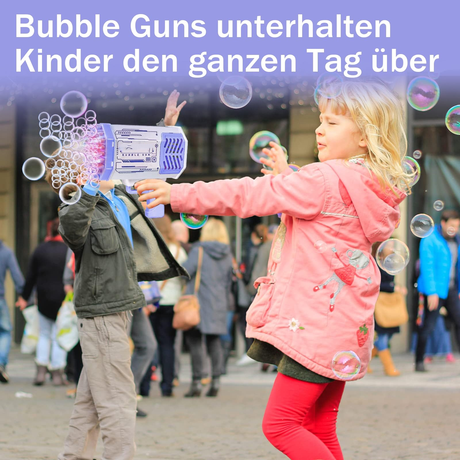Kinder spielen mit einer Seifenblasenpistole, viele Seifenblasen in der Luft.