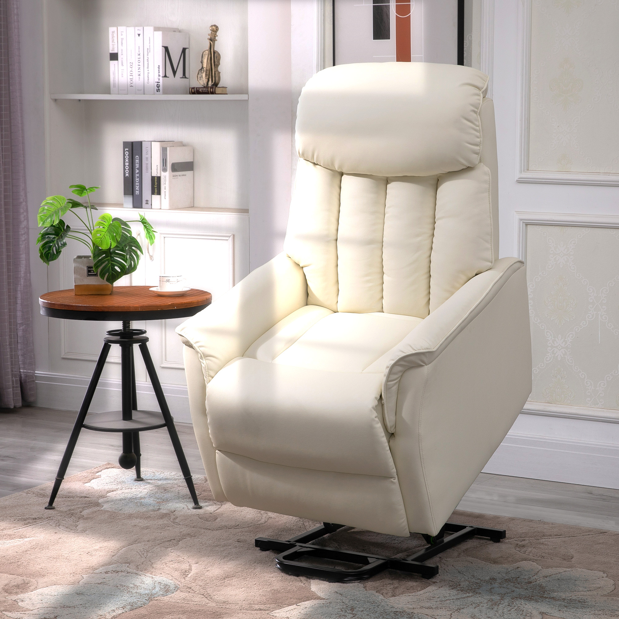 Cremefarbener Relaxsessel auf einem gemusterten Teppich. Ein kleiner Tisch und eine Pflanze sind in der Nähe.