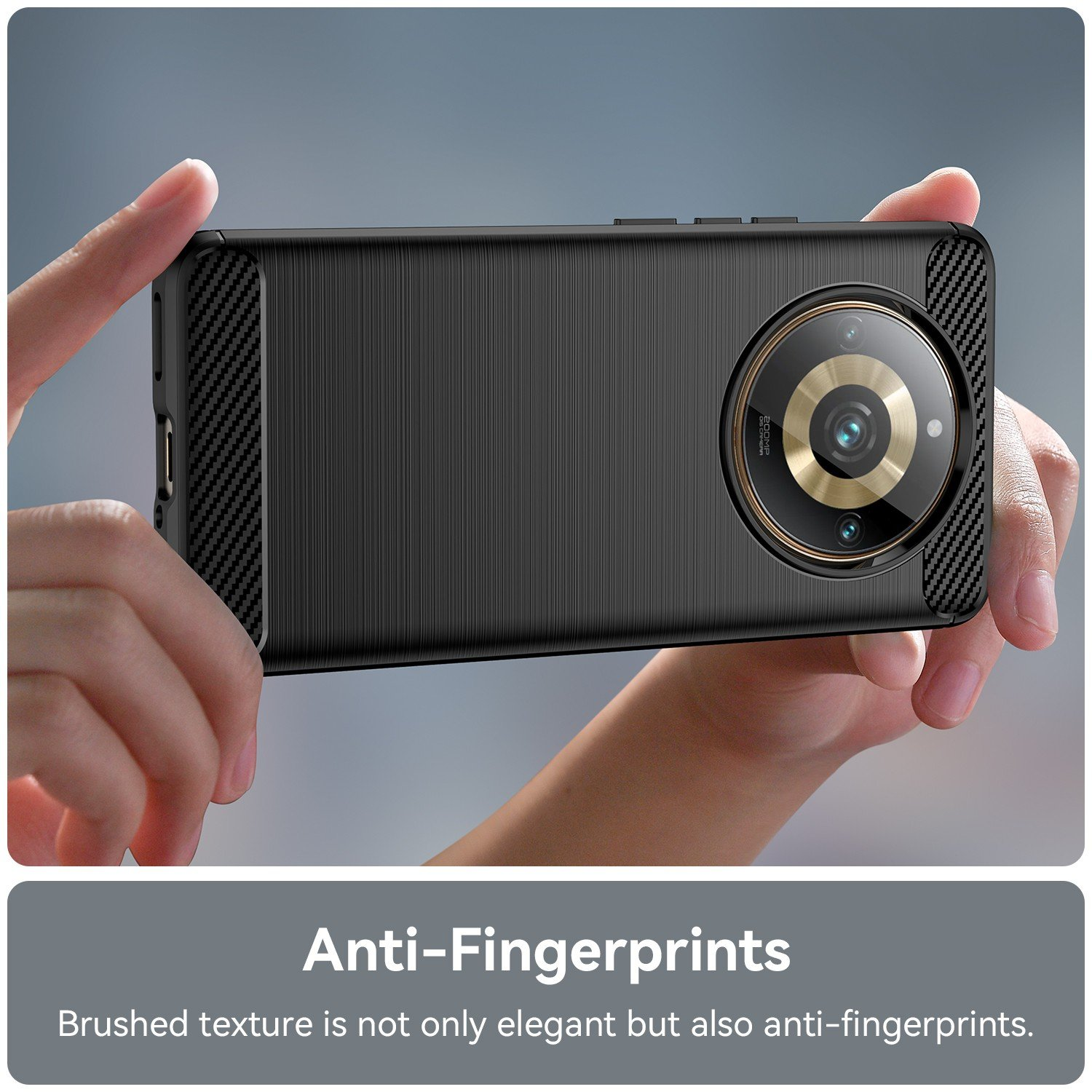 Funda negra con textura cepillada sostenida en manos. El teléfono tiene una lente de cámara.