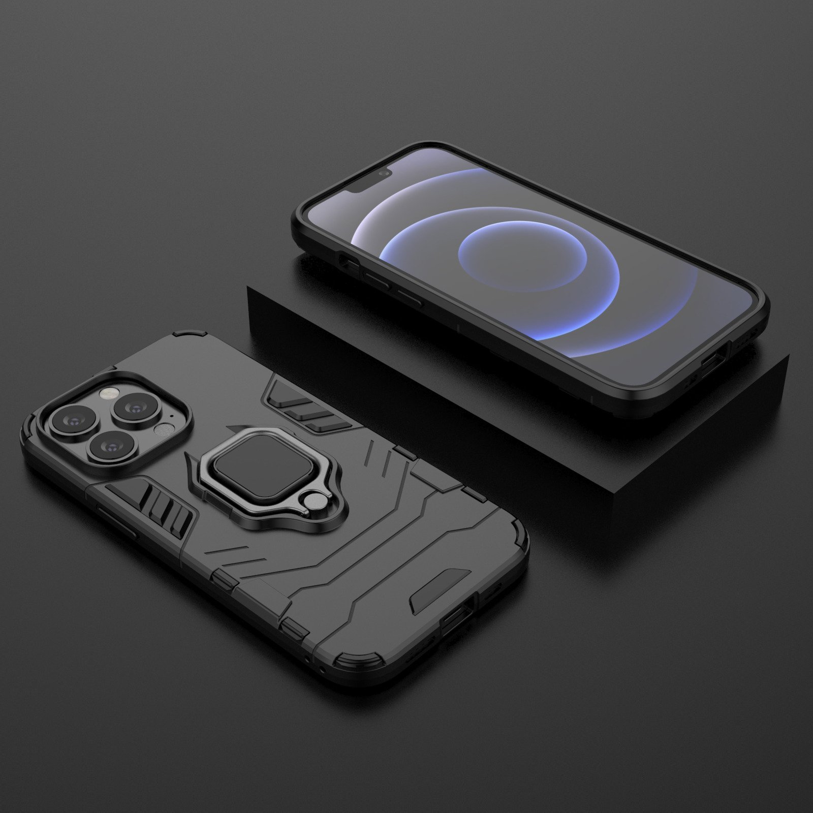 Dos fundas negras para teléfono y un teléfono sobre una superficie oscura. Una funda con anillo.